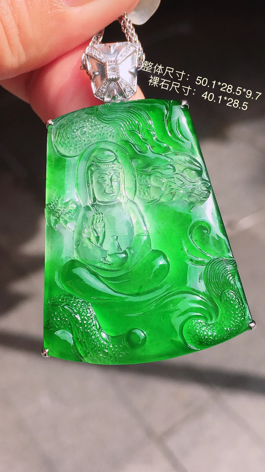 飘绿观音吊坠，色泽艳丽，玉质细腻，荧光感超
强，饱满圆润，尽显优雅气质，18k
金豪华镶嵌