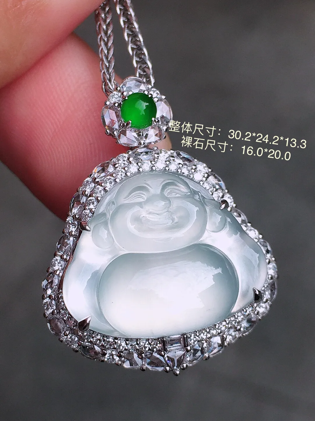 冰种佛公吊坠，玉质细腻，荧光感超
强，饱满圆润，尽显优雅气质，18k
金豪华镶嵌