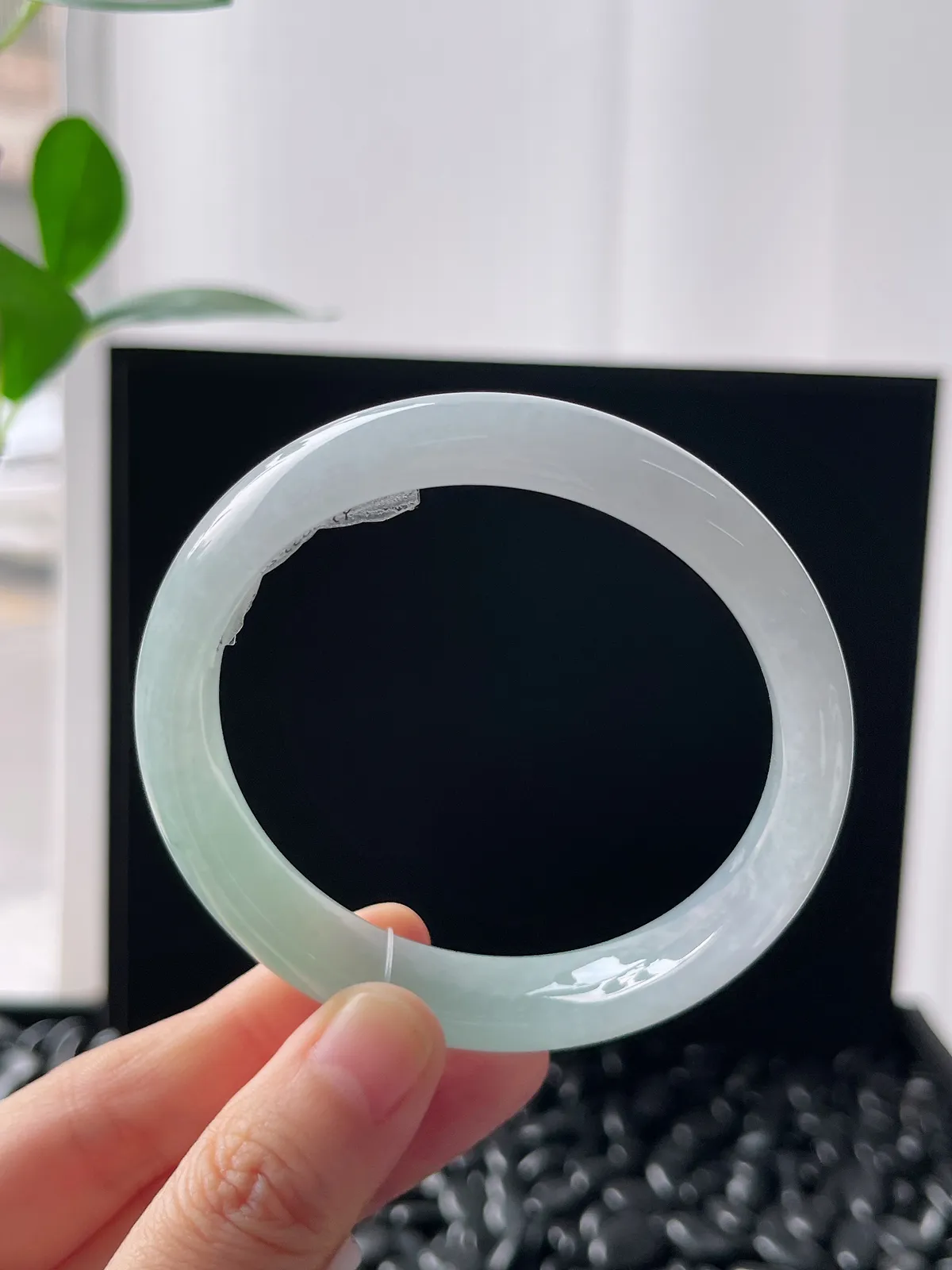 正圈57圈口，翡翠冰糯种淡绿色手镯