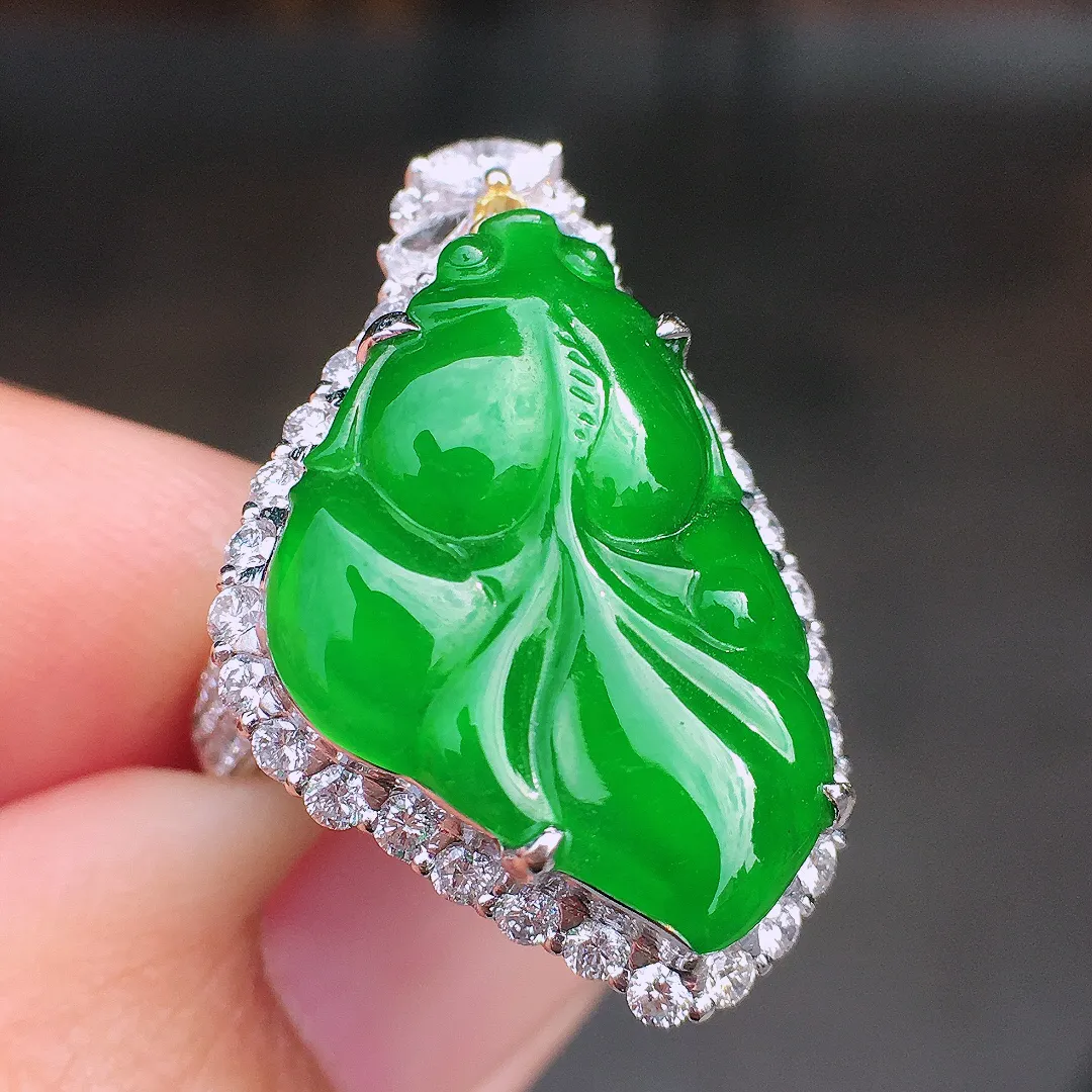 阳绿【年年有余】戒指/吊坠两用款，色泽均匀艳丽，玉质细腻，荧光感超
强，饱满圆润，尽显优雅气质，18k
金豪华镶嵌