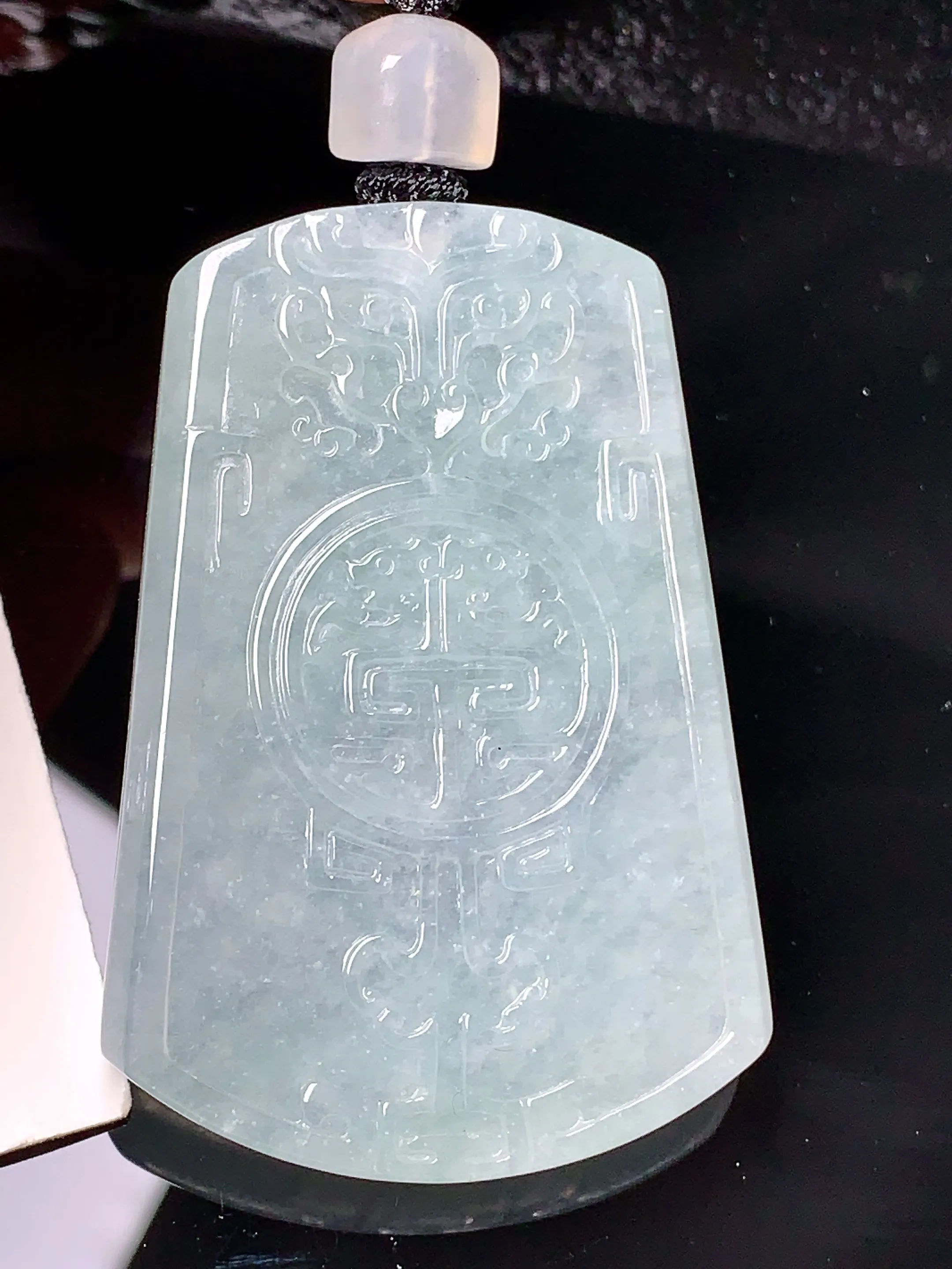 雕花无事牌吊坠 玉质细腻 色泽艳丽清新 整体尺寸51*35*5.5