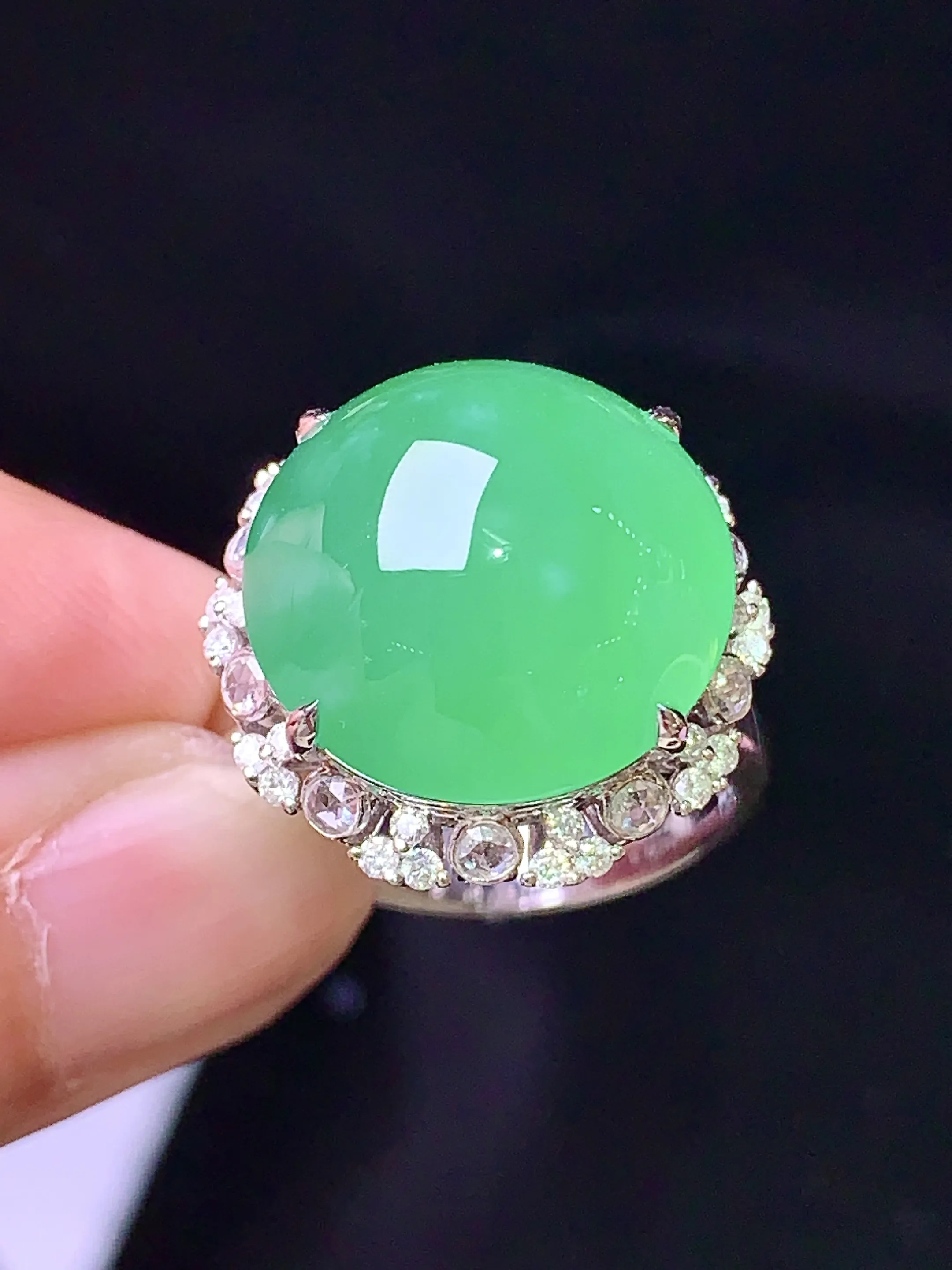 18k金钻镶嵌翠绿蛋面戒指 玉质细腻 水润亮眼 色泽艳丽 圈口14 整体尺寸18*14