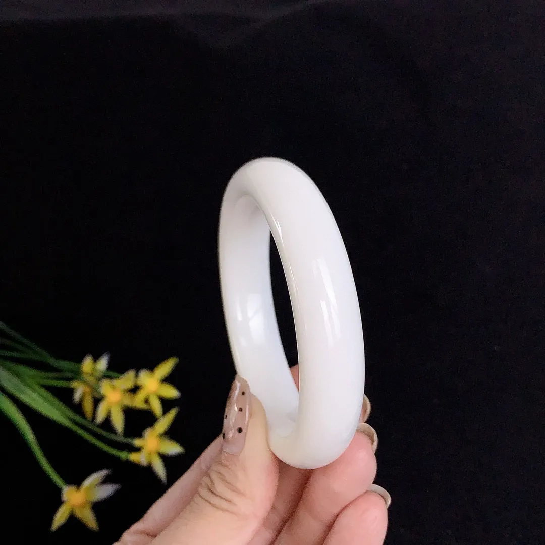 和田玉56.5圈口白玉手镯！玉质细腻油润 底色纯净 无裂无杂 脂粉好，品质好。