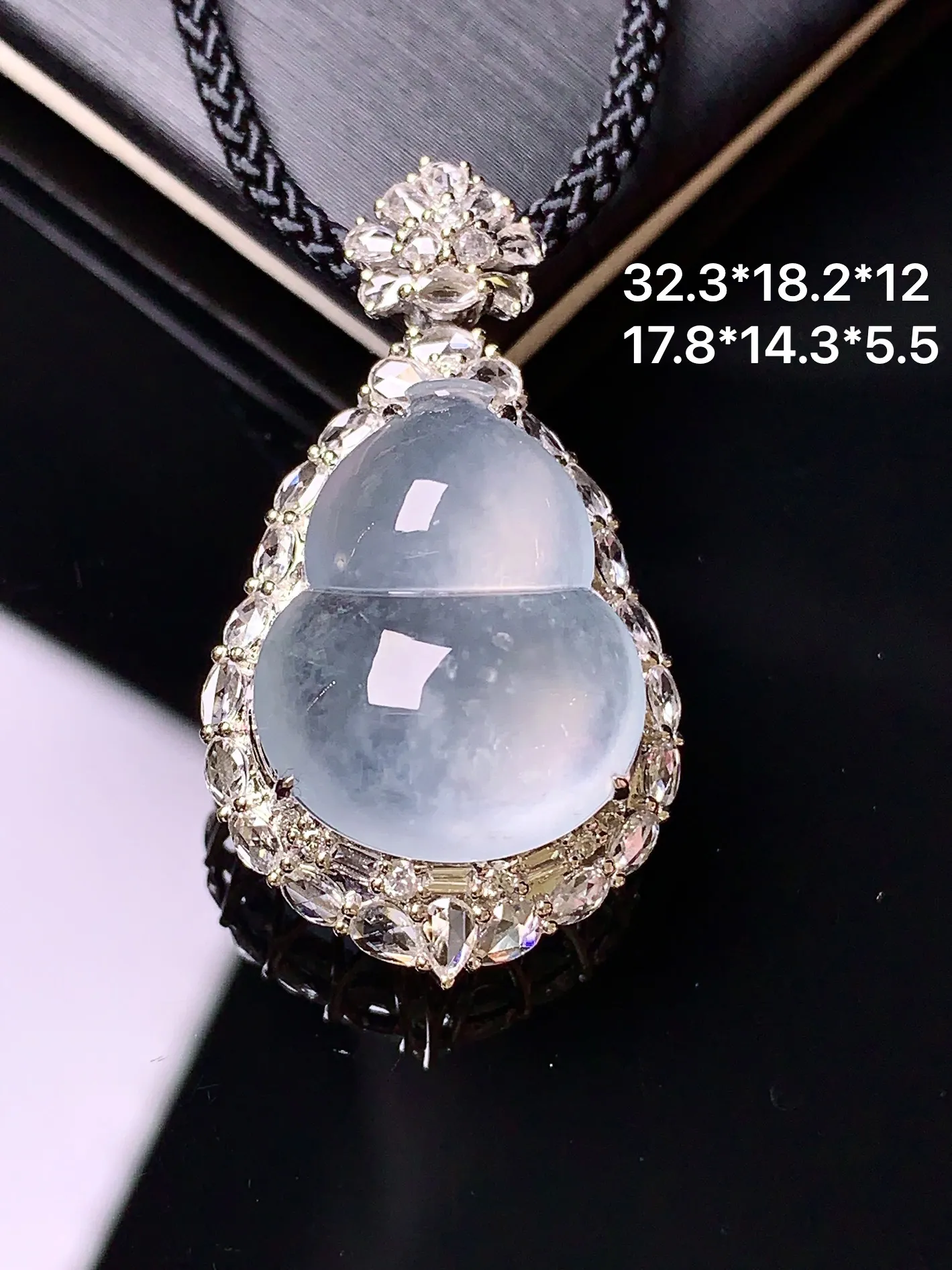 18k金钻镶嵌冰种葫芦吊坠 玉质细腻 水润亮眼 色泽艳丽 整体尺寸32.3*18.2*12