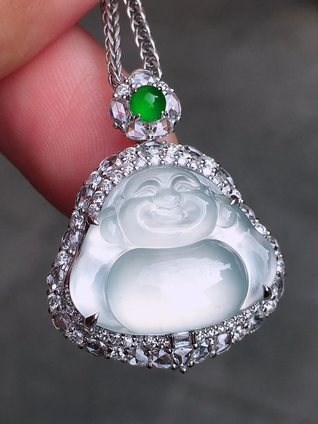 冰种佛公吊坠，玉质细腻，荧光感超
强，饱满圆润，尽显优雅气质，18k
金豪华镶嵌