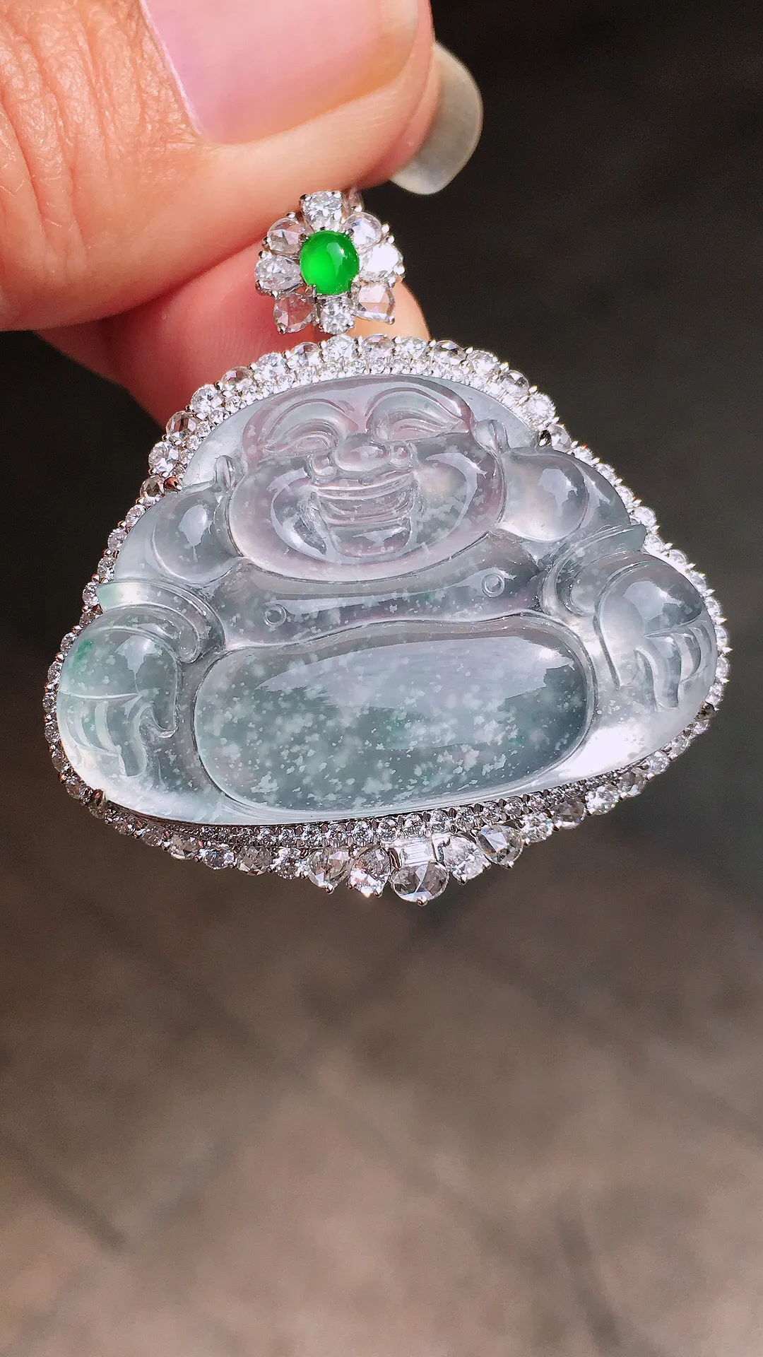 冰种佛公吊坠，玉质细腻，荧光感超
强，饱满圆润，尽显优雅气质，18k
金豪华镶嵌