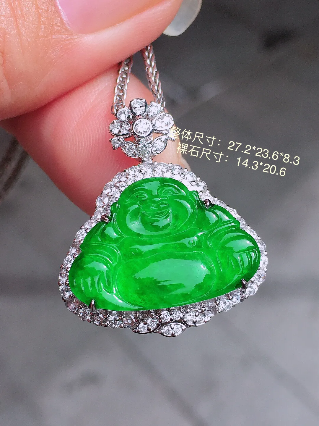 阳绿佛公吊坠，色泽均匀艳丽，玉质细腻，荧光感超
强，饱满圆润，尽显优雅气质，18k
金豪华镶嵌