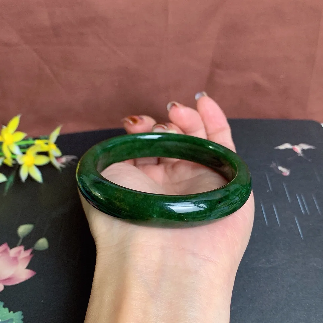 和田玉59圈口菠菜绿碧玉手镯！玉质细腻油润 底色纯净 无纹裂 脂粉好，品质高