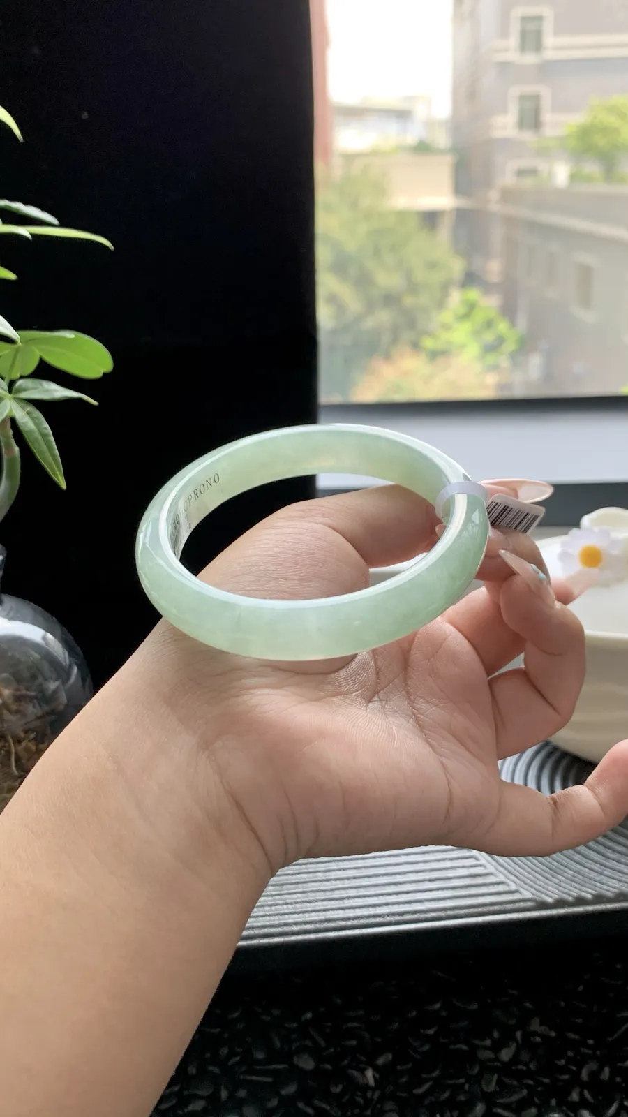  【晴绿】
⭕️58-11.5-7.5
底子细腻 晴绿散发着古风的芬芳 像是一段沉淀了千年的古老传说 在岁月的洗礼下愈发动人心弦～