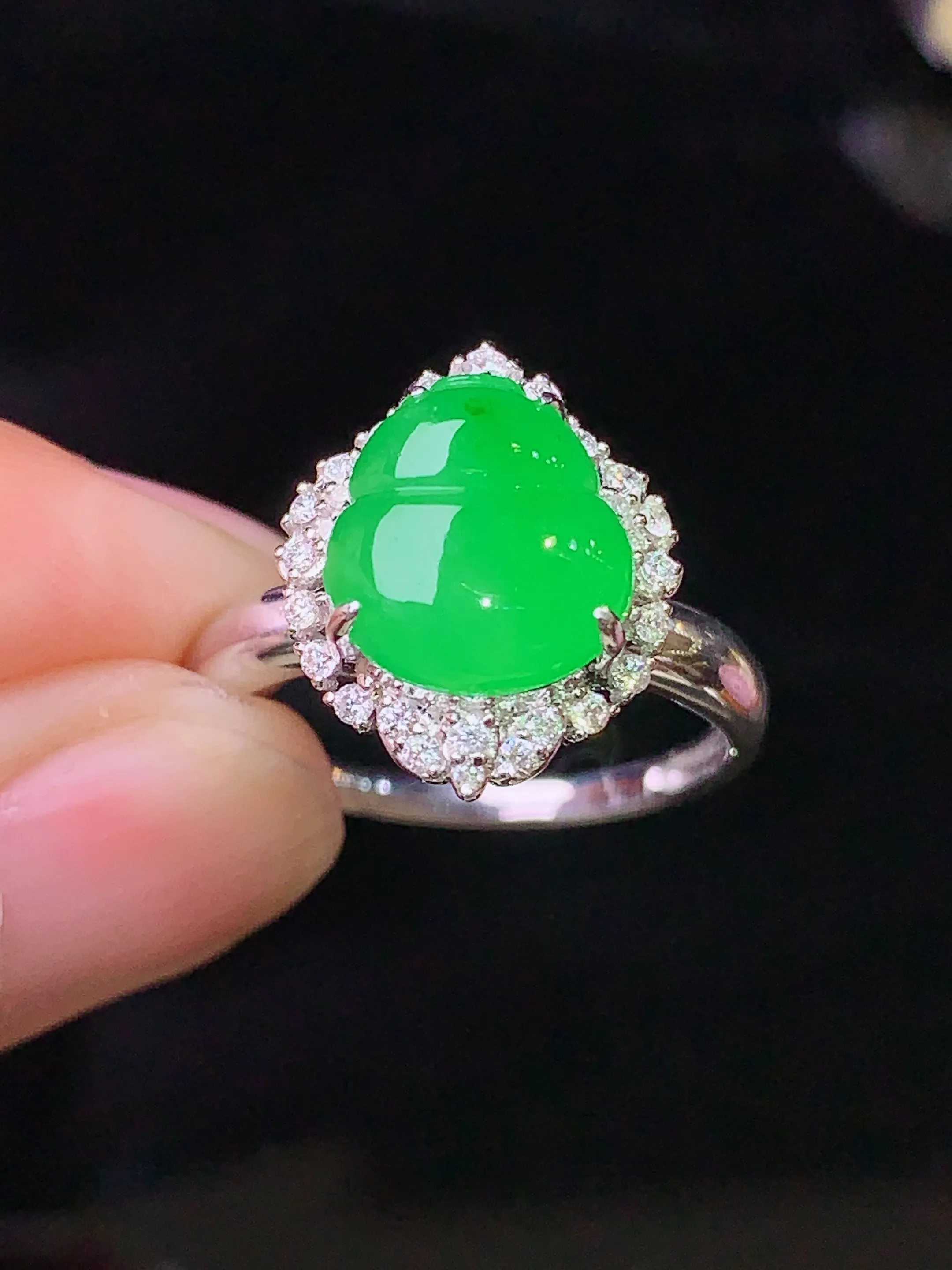 18k金钻镶嵌翠绿葫芦戒指 玉质细腻 色泽艳丽清新 圈口14.5 整体尺寸15*12.3*10