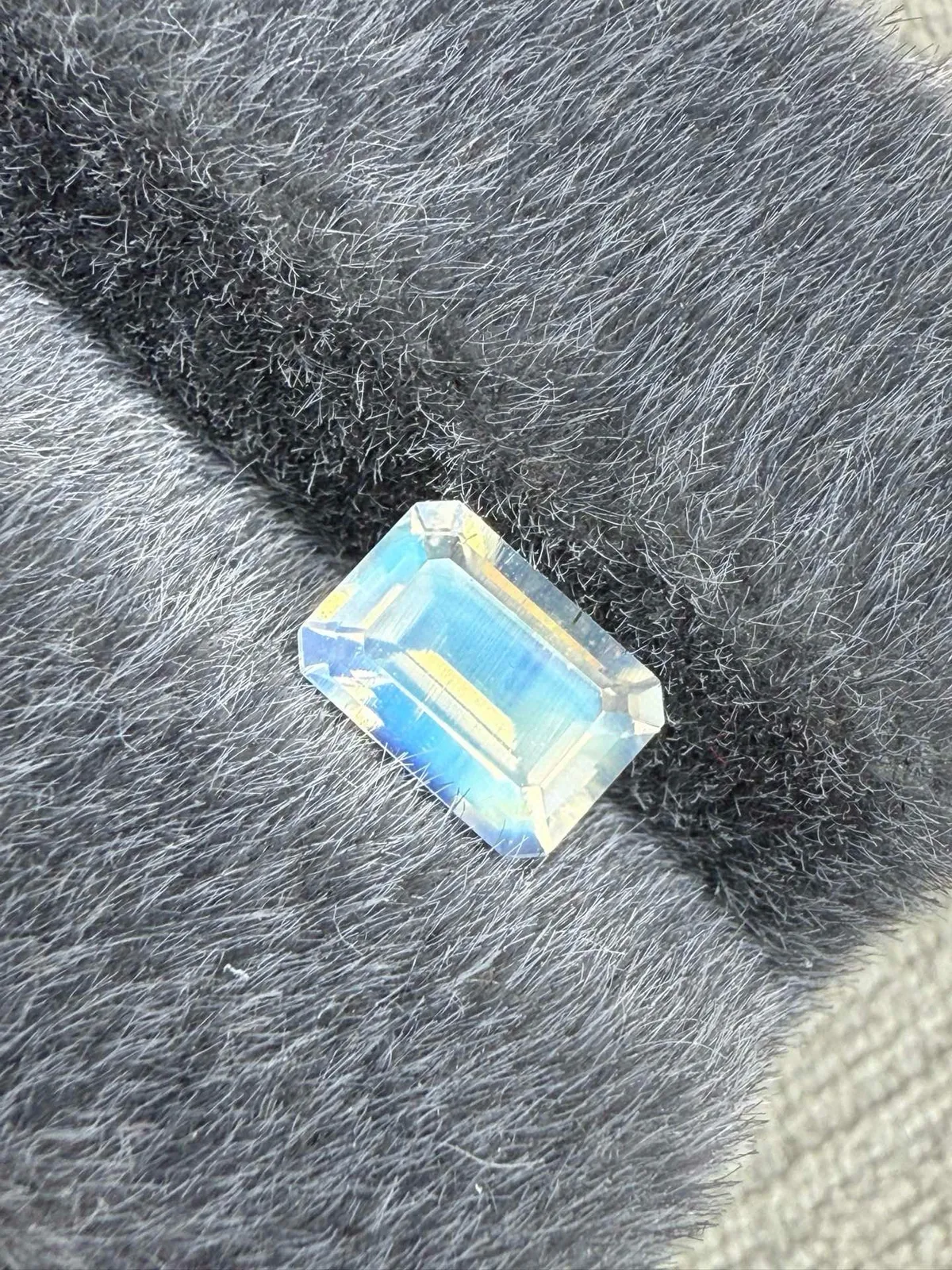 0.905克拉 彩虹月光石裸石 精切璀璨 玻璃体满彩 变彩丰富 规格：7*4.9*3.4mm