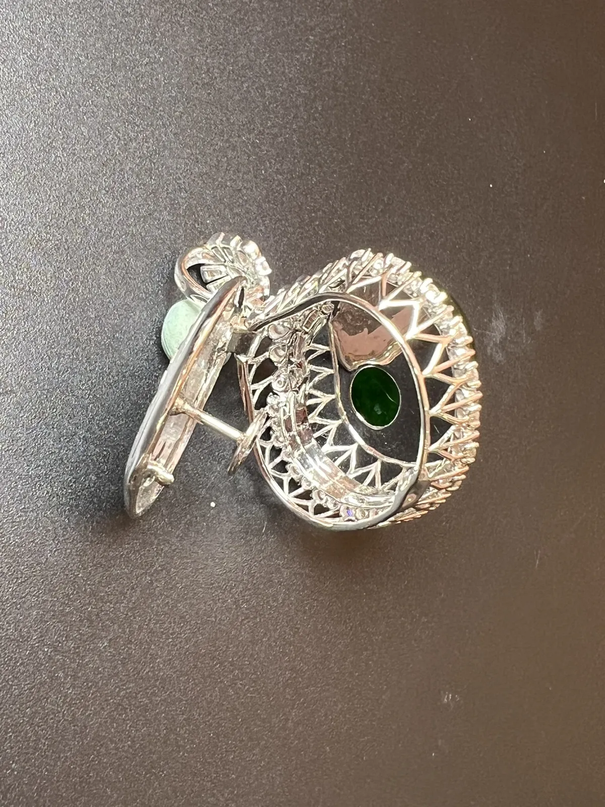 缅料老坑绿如意贝整体尺寸34.1*29.7*13.2。裸石尺寸24.8*16.3*4.5