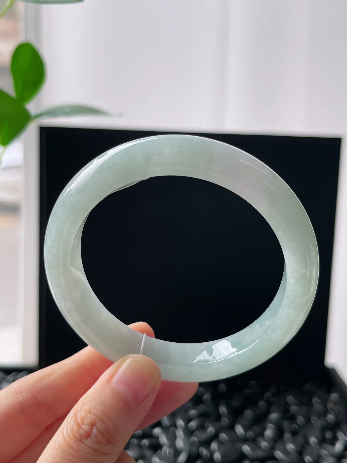 正圈56.7圈口，翡翠冰糯种淡绿色手镯