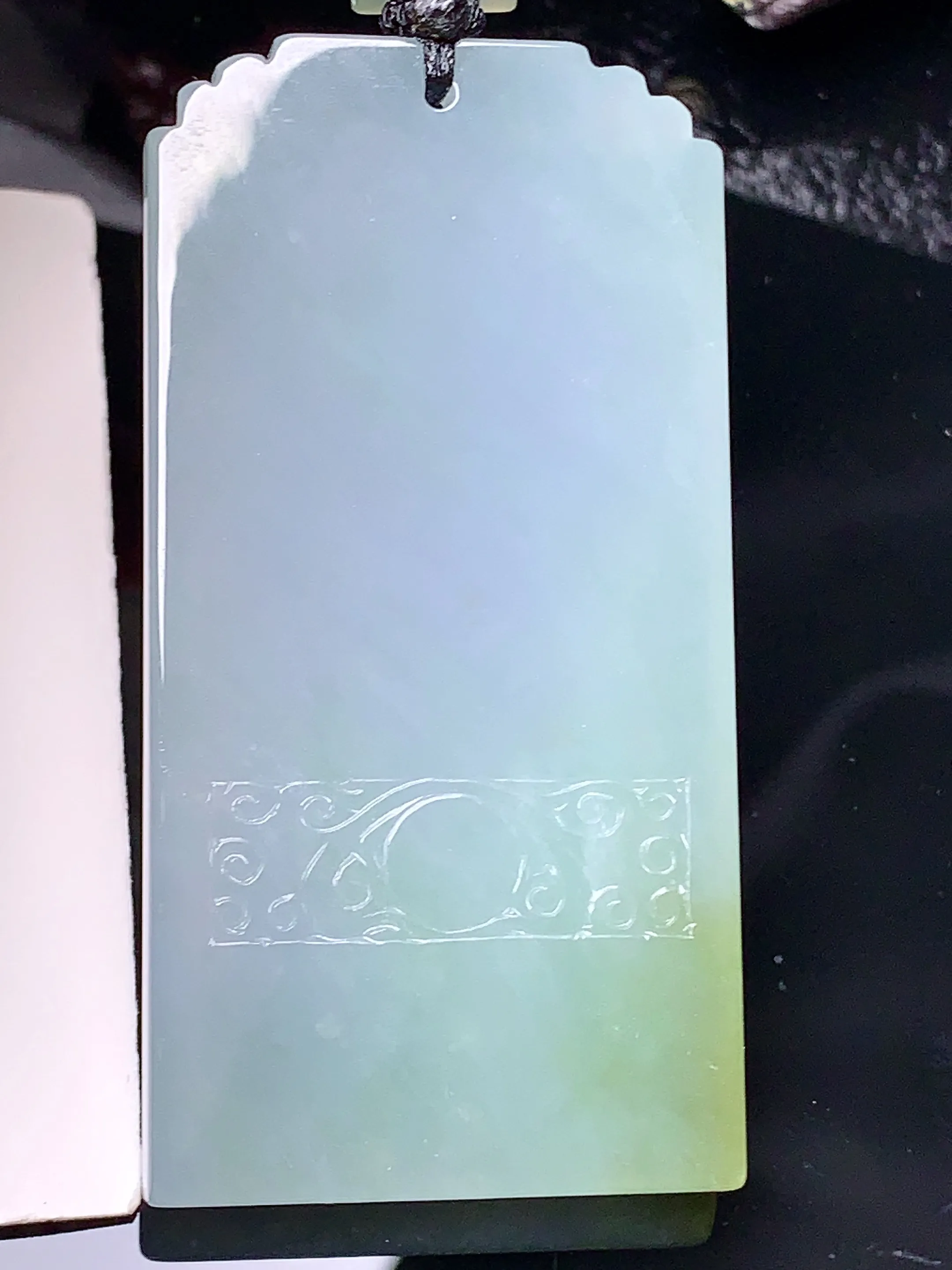 雕花无事牌吊坠 玉质细腻 色泽艳丽清新 整体尺寸60.5*30.8*5.2