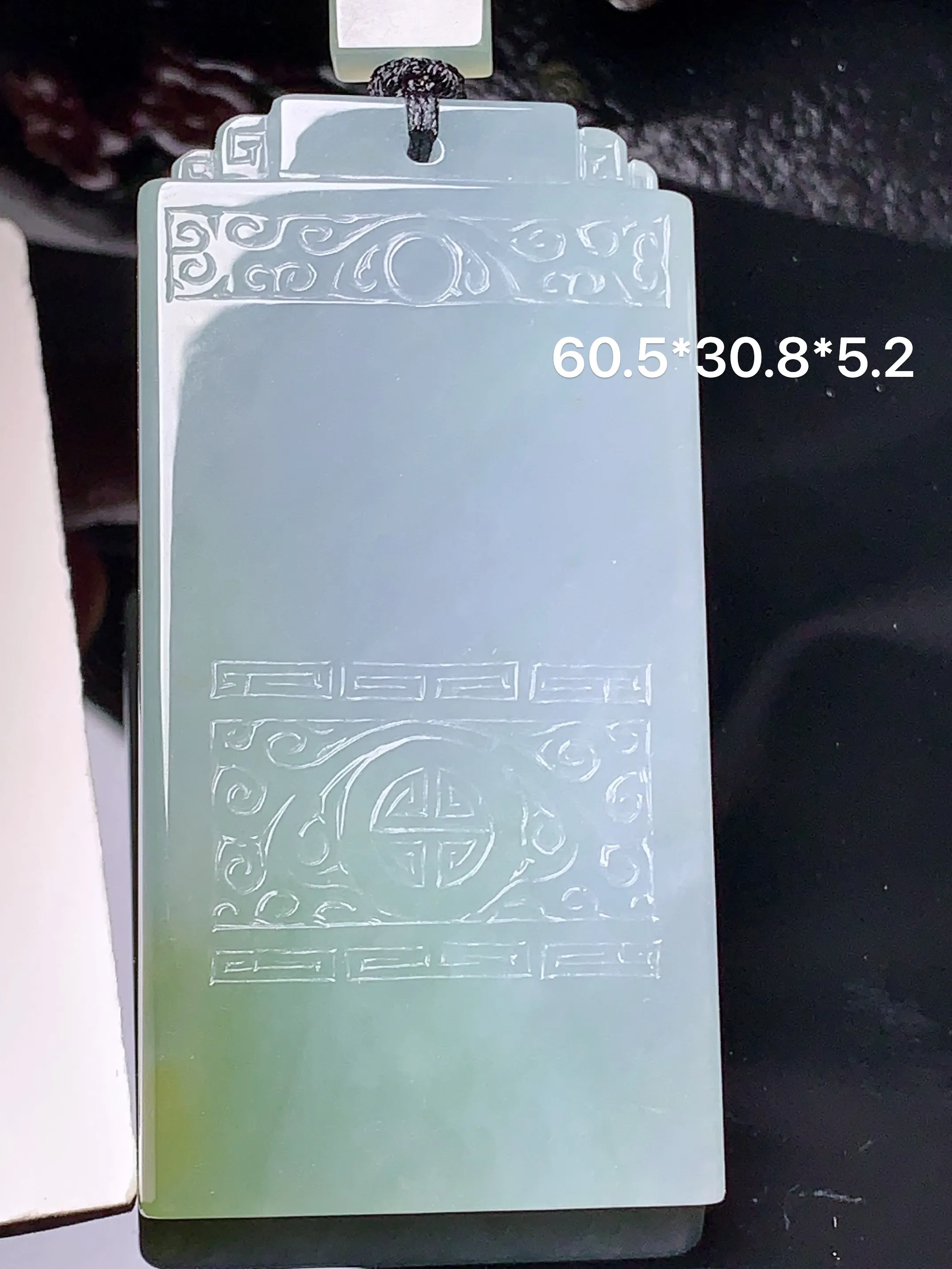雕花无事牌吊坠 玉质细腻 色泽艳丽清新 整体尺寸60.5*30.8*5.2