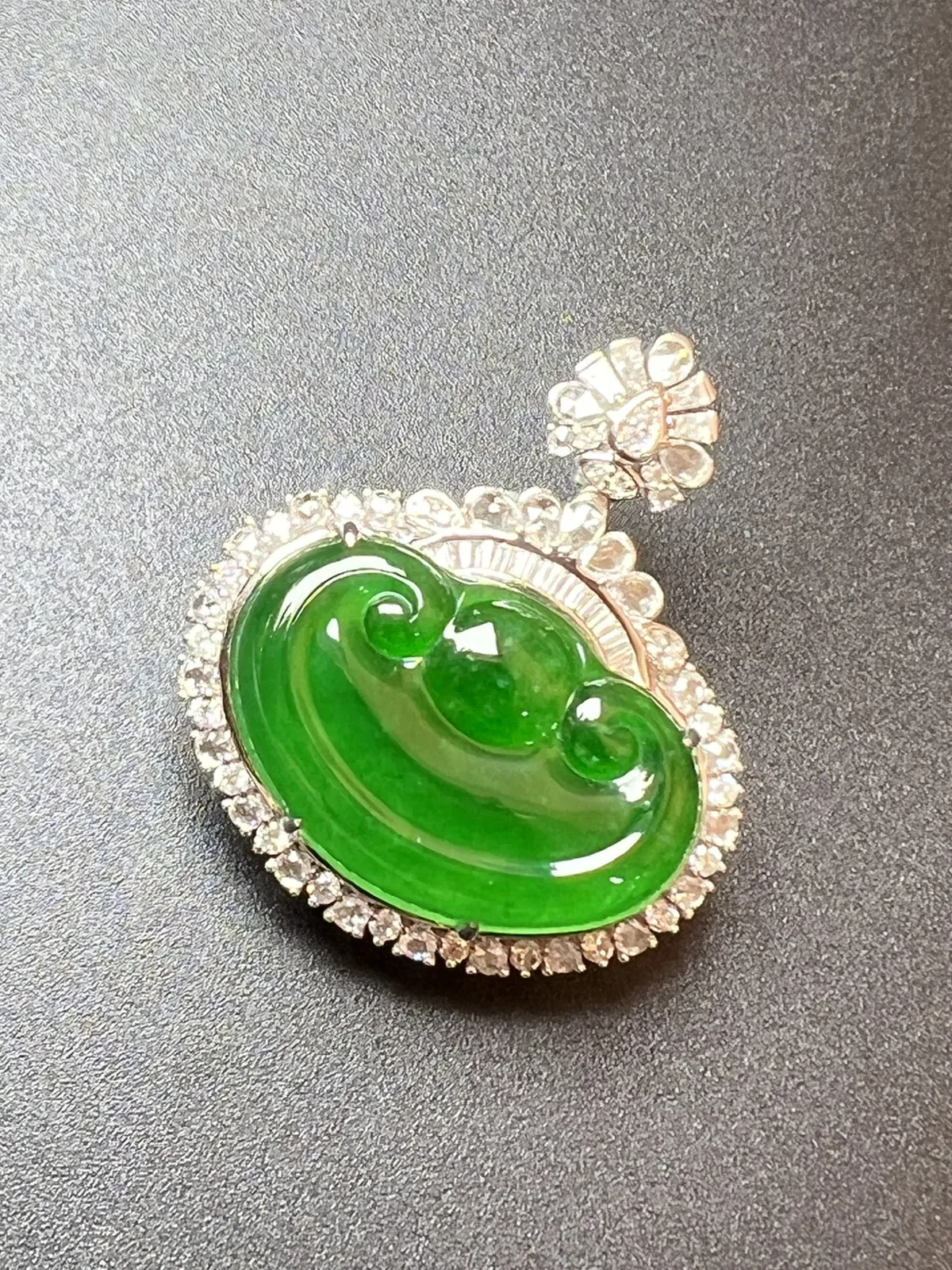 缅料老坑绿如意贝整体尺寸34.1*29.7*13.2。裸石尺寸24.8*16.3*4.5