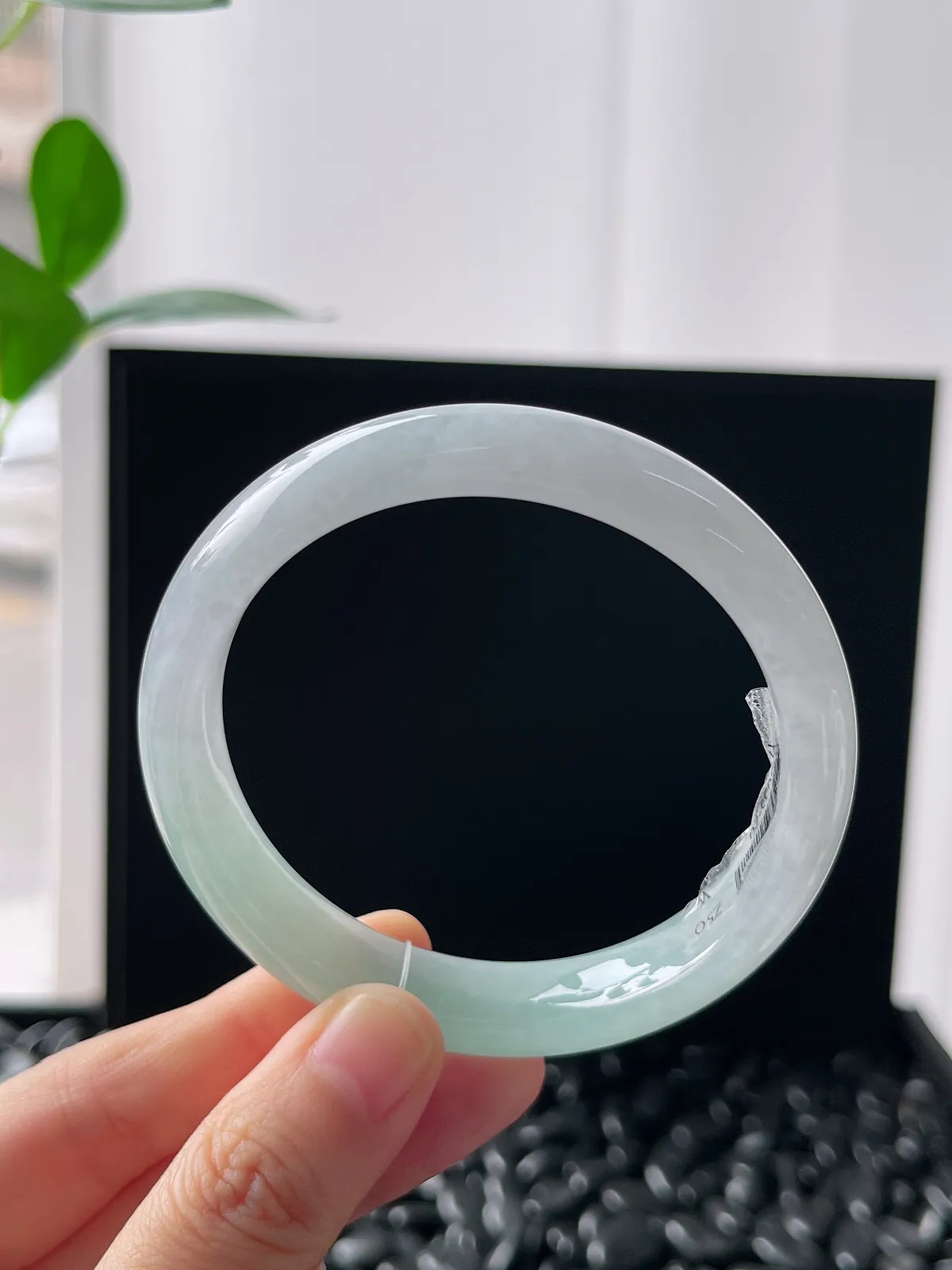 正圈57圈口，翡翠冰糯种淡绿色手镯