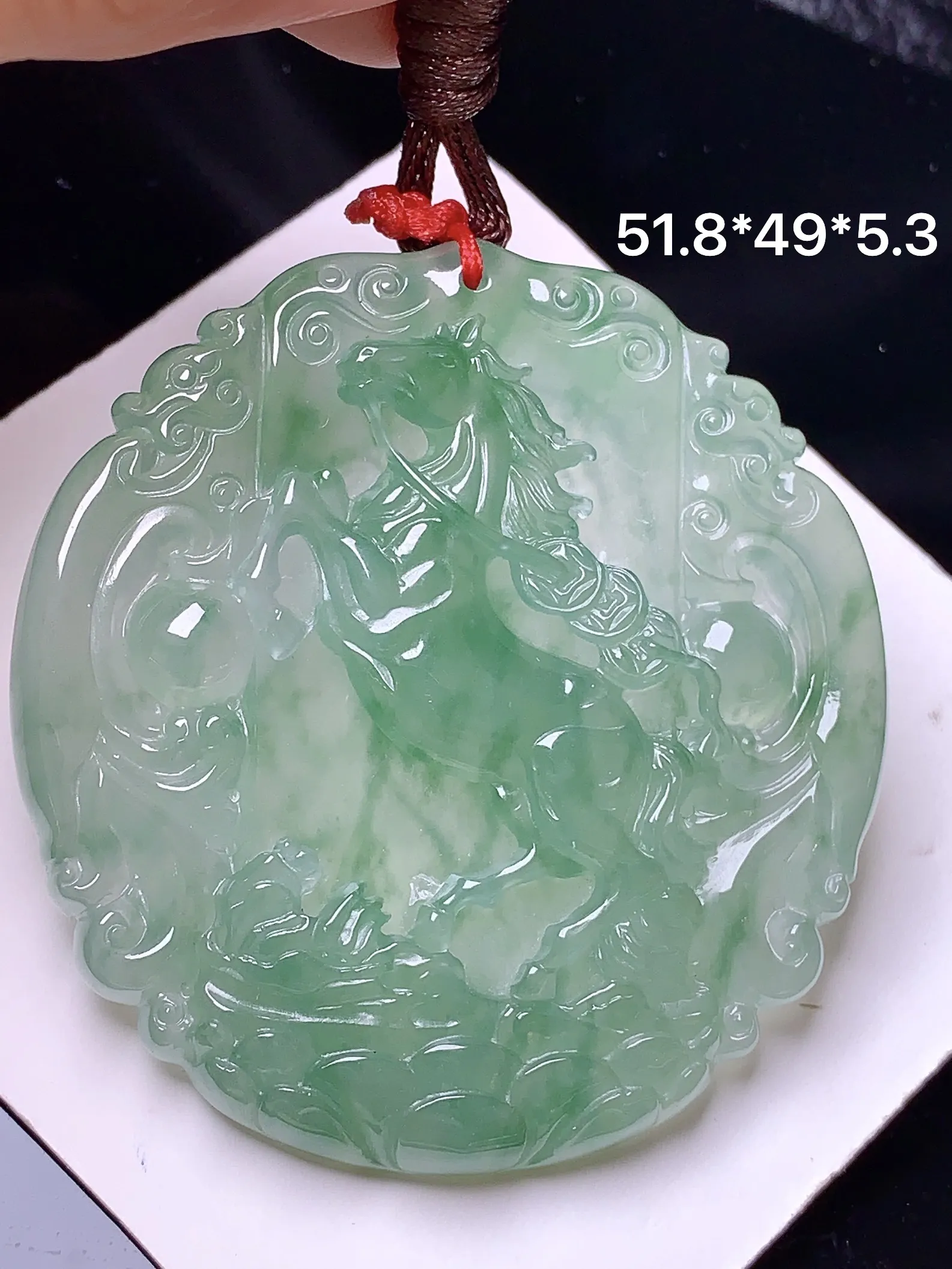 冰种生肖马牌吊坠 玉质细腻 色泽艳丽清新 整体尺寸51.8*49*5.3