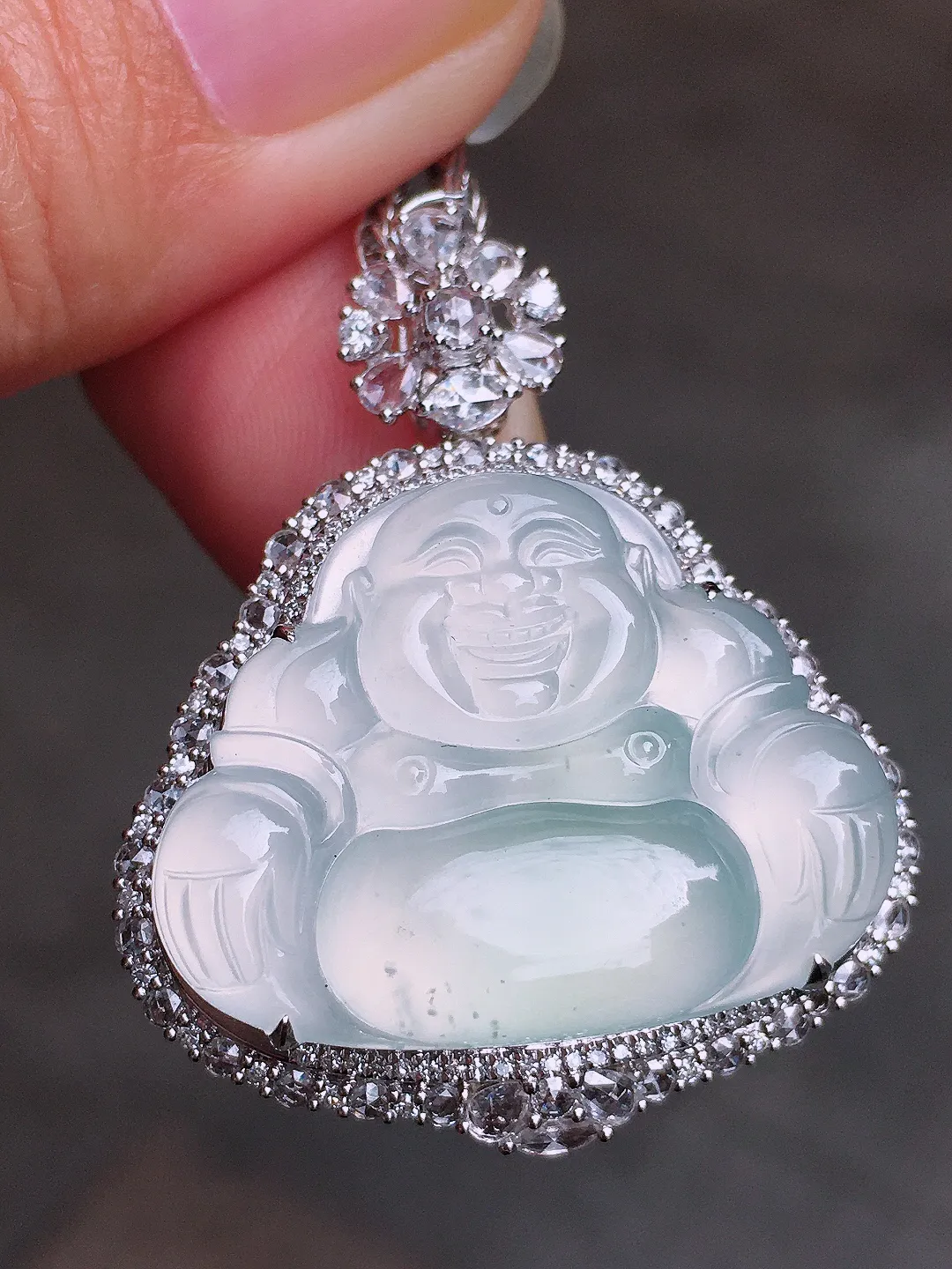 冰种佛公吊坠，玉质细腻，荧光感超
强，饱满圆润，尽显优雅气质，18k
金豪华镶嵌