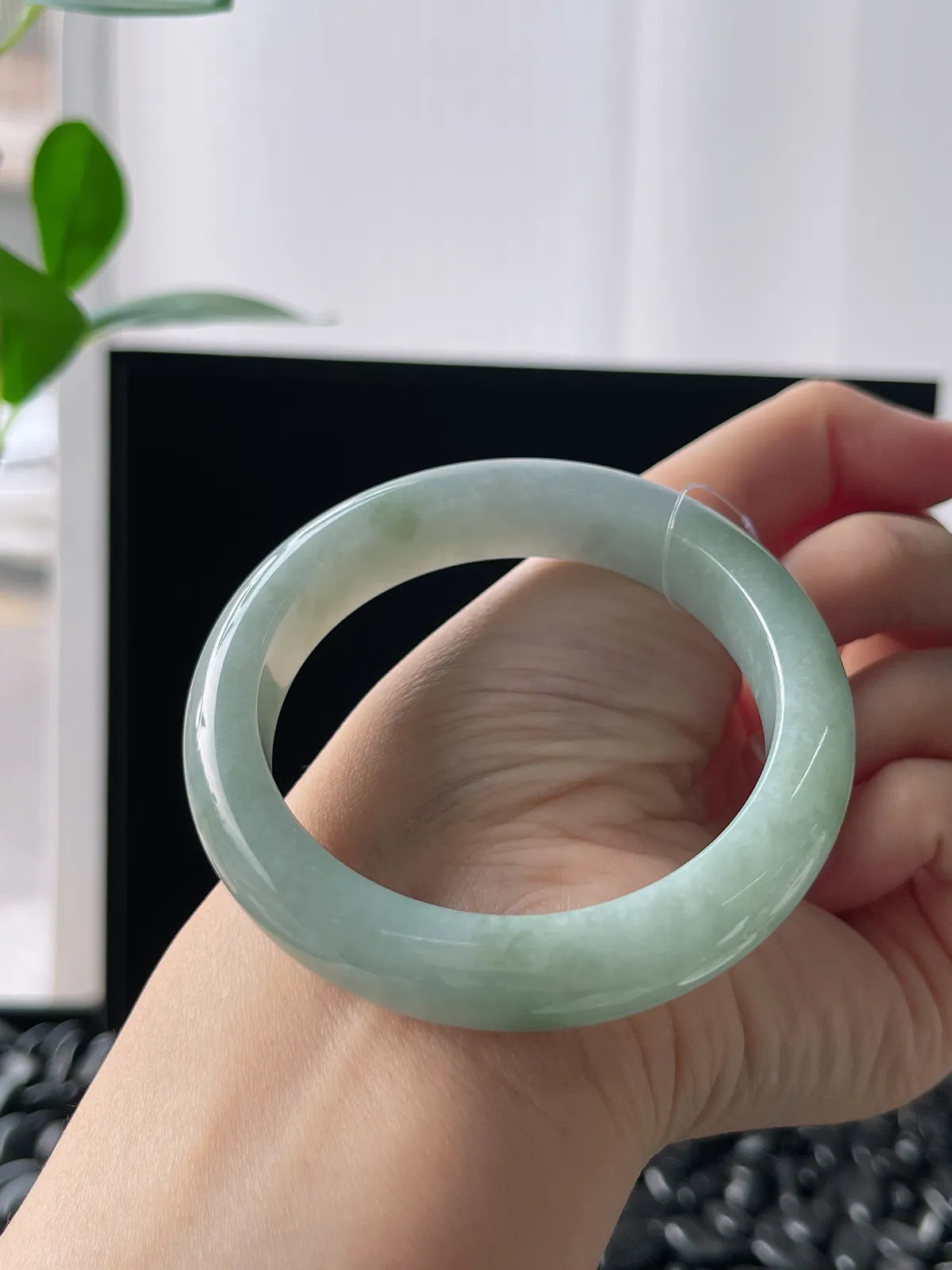 正圈52圈口，翡翠糯化种淡绿色手镯