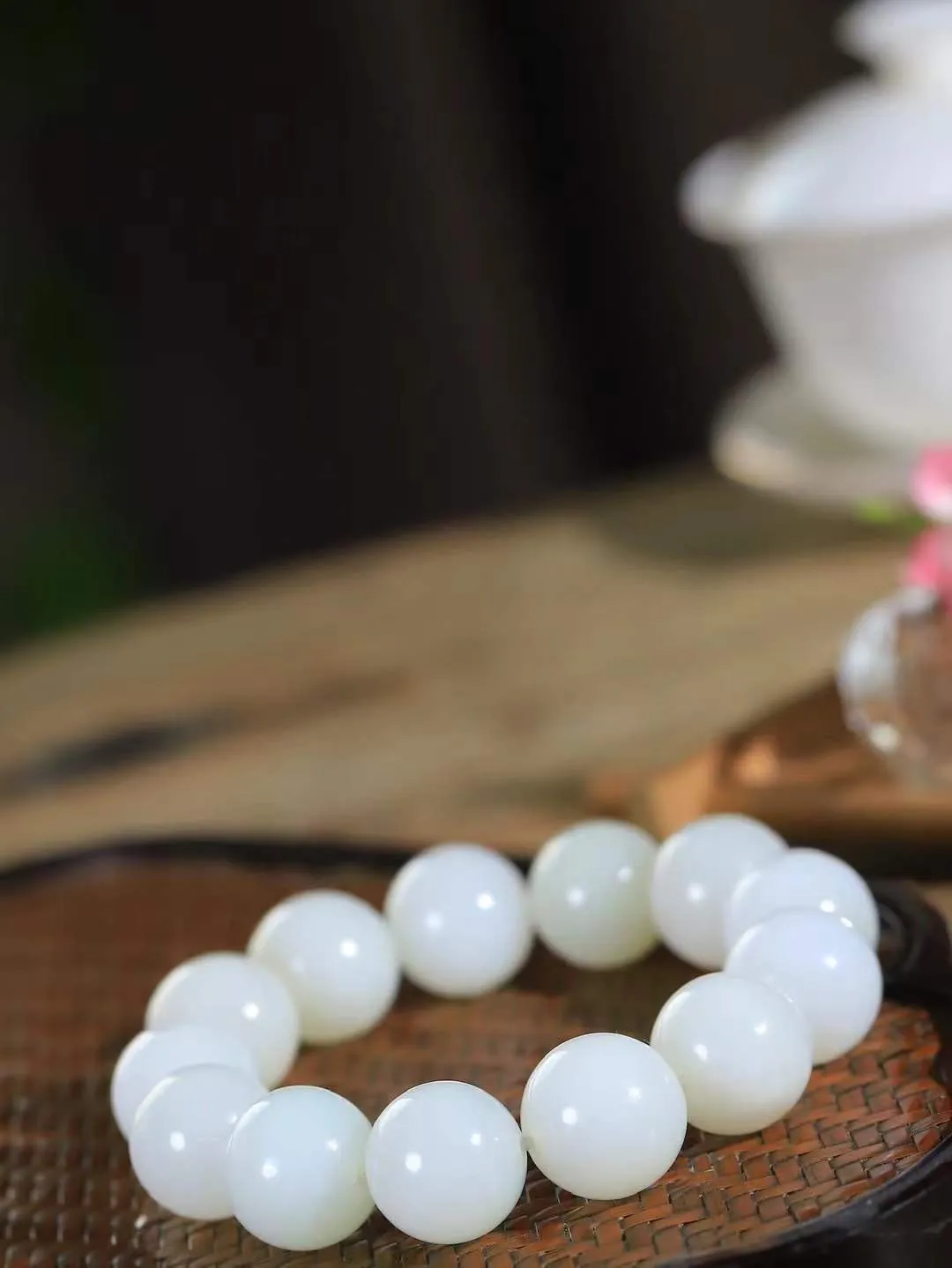 【珠圆玉润.手串】

精品和田玉白玉珠圆玉润手串 玉质温润细腻  整串打磨圆润，佩戴舒适。珠珠落玉盘，间关莺语花底滑，一生美好时光，无论身在何处，都有它相伴相守。事事顺遂，幸福美满，吉祥如意。重119.3克 尺寸取一18.4mm  FDT-161042613