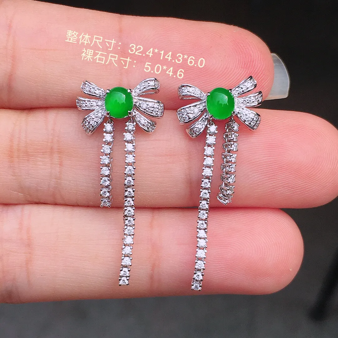 阳绿蛋面耳钉，色泽均匀艳丽，玉质细腻，荧光感超
强，饱满圆润，尽显优雅气质，18k
金豪华镶嵌