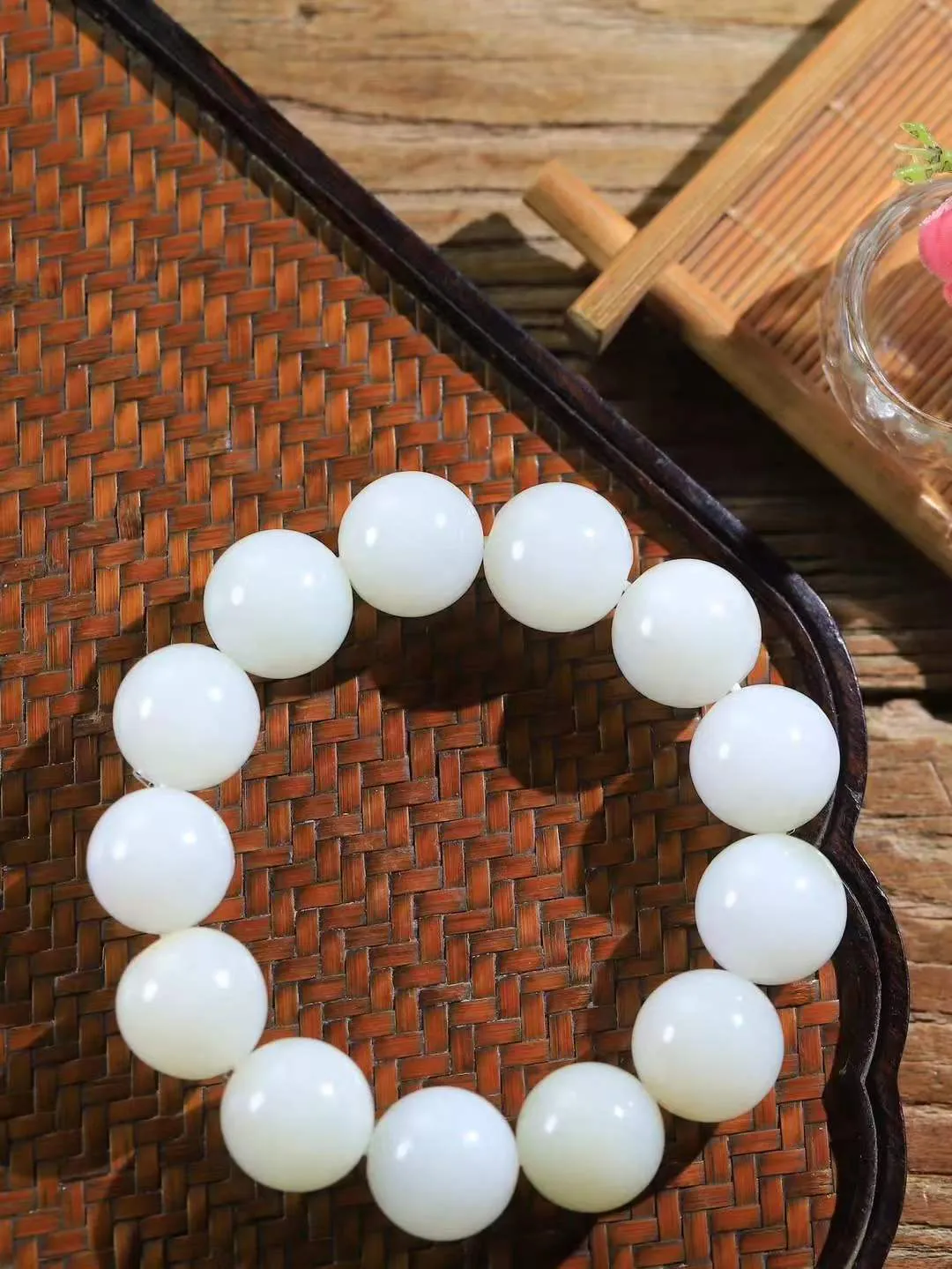 【珠圆玉润.手串】

精品和田玉白玉珠圆玉润手串 玉质温润细腻  整串打磨圆润，佩戴舒适。珠珠落玉盘，间关莺语花底滑，一生美好时光，无论身在何处，都有它相伴相守。事事顺遂，幸福美满，吉祥如意。重119.3克 尺寸取一18.4mm  FDT-161042613