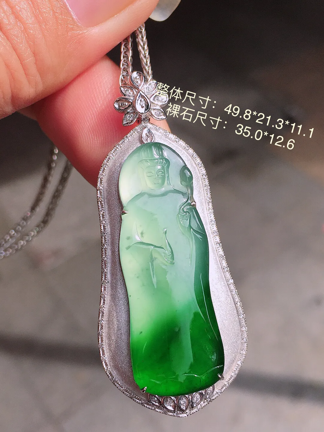 飘绿观音吊坠，色泽艳丽，玉质细腻，荧光感超
强，饱满圆润，尽显优雅气质，18k
金豪华镶嵌