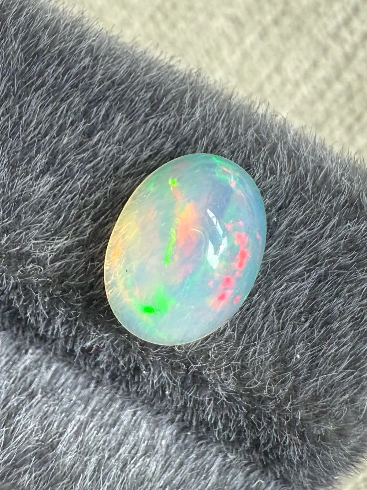 1.465ct天然彩欧泊裸石，尺寸9.2*7*4.3mm，颜色美艳，油画般色彩，火彩足。