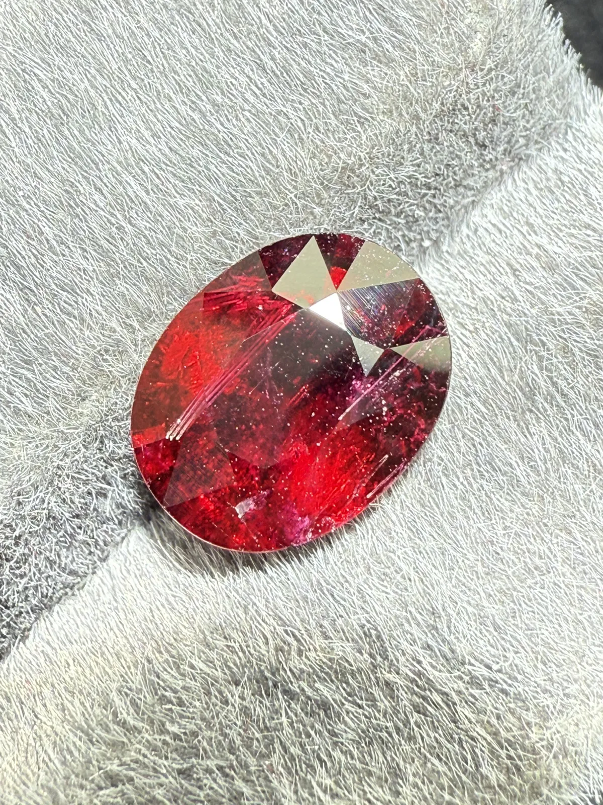 3.585ct天然卢比来碧玺裸石，尺寸11.2×8.8×5.5mm，颜色美艳，晶体微棉，火彩足