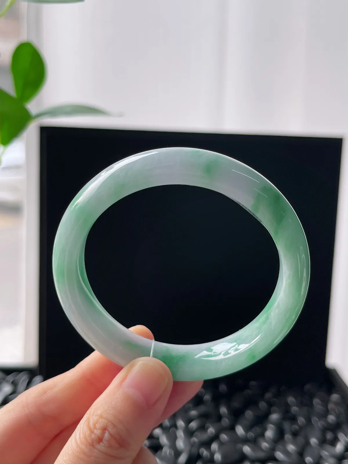 正圈54圈口，翡翠糯化种飘绿手镯