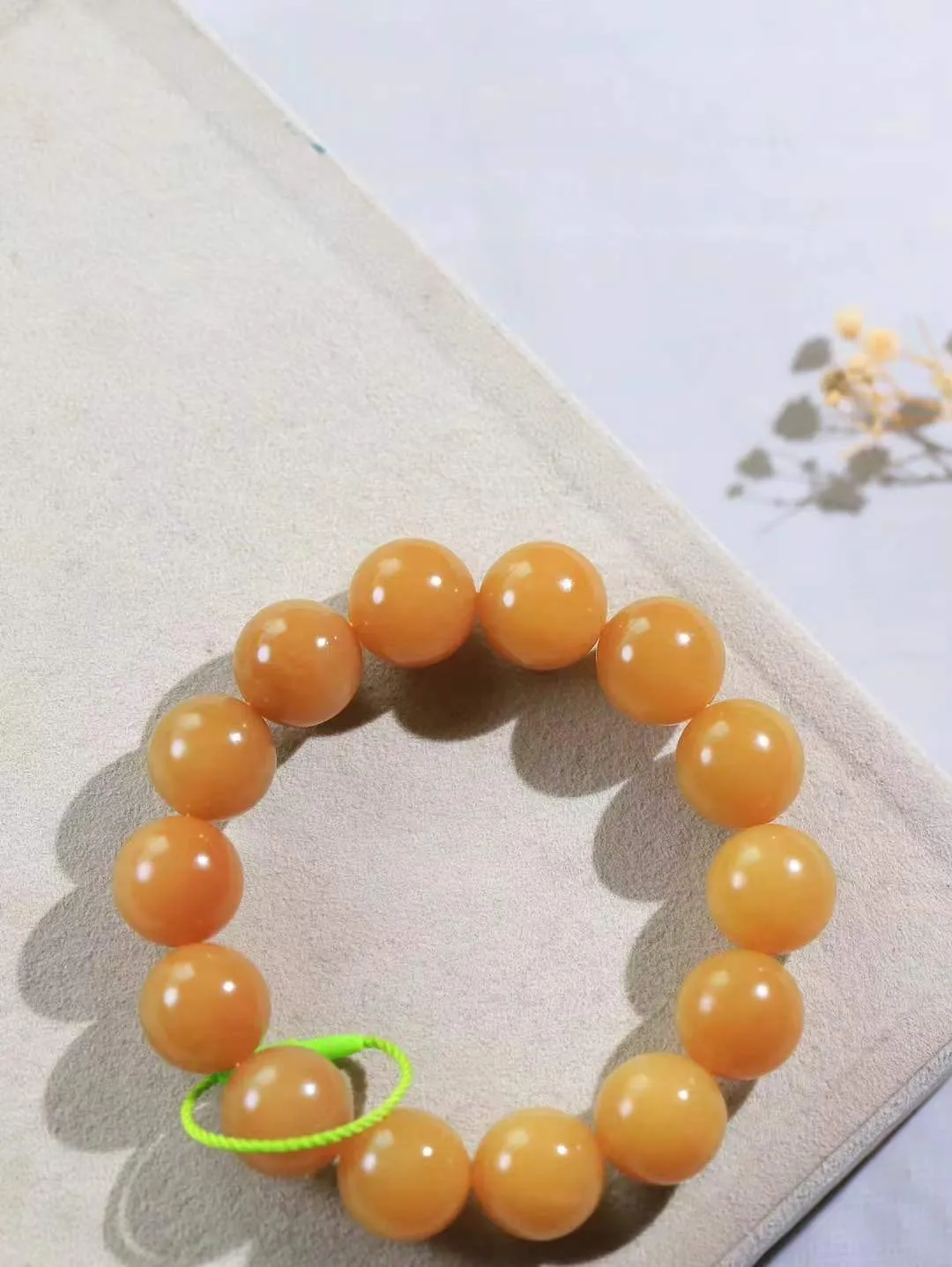 【珠圆玉润.手串】

精品和田玉糖玉珠圆玉润手串 玉质温润细腻  整串打磨圆润，佩戴舒适。珠珠落玉盘，间关莺语花底滑，一生美好时光，无论身在何处，都有它相伴相守。事事顺遂，幸福美满，吉祥如意。重90.8克 尺寸取一16mm  FDT-161042613