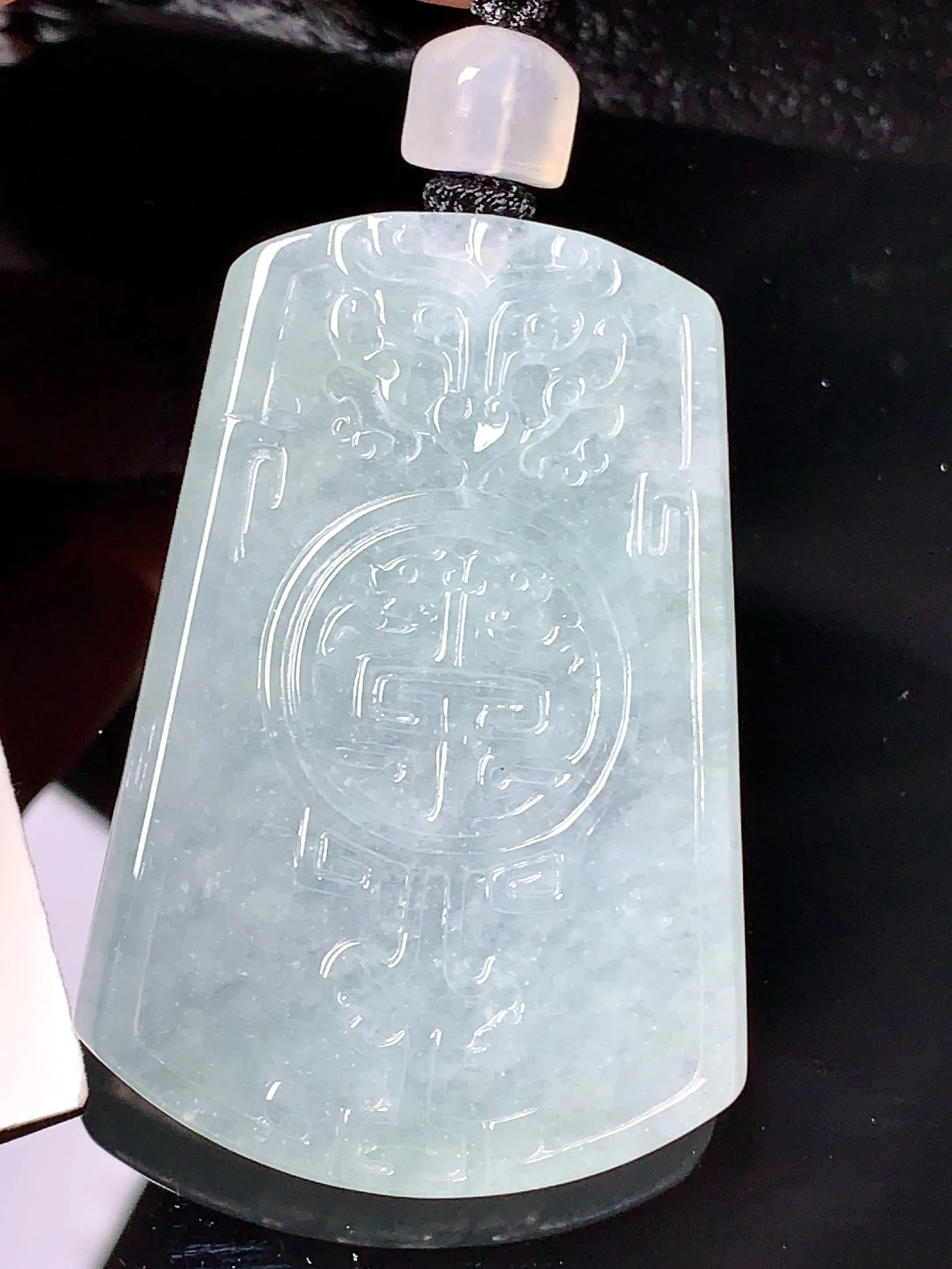 雕花无事牌吊坠 玉质细腻 色泽艳丽清新 整体尺寸51*35*5.5