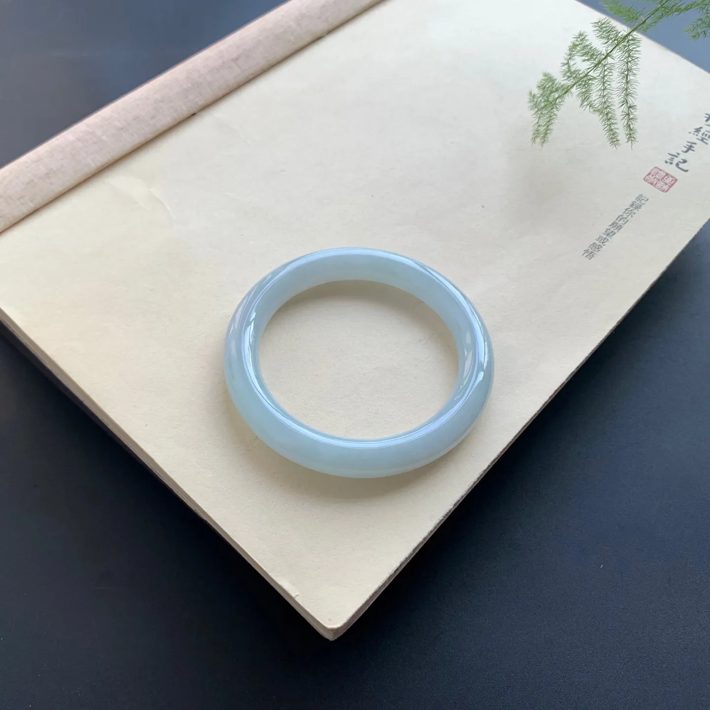 55.8圈口底色圆条手镯 尺寸：55.8-9.6，无纹裂，细腻光滑，条形饱满