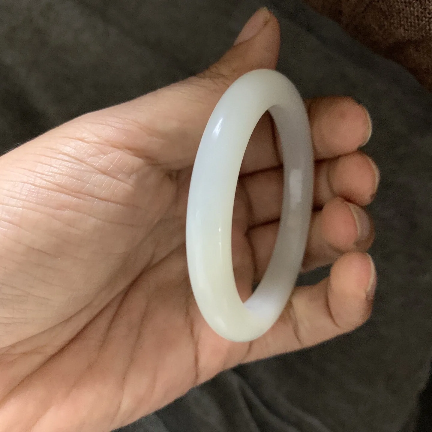 53圈口和田玉羊脂白手镯【挽间柔情】，精品冰紫色手镯，镯型古朴典雅。在诗情画意的雨巷相遇，你是我腕间