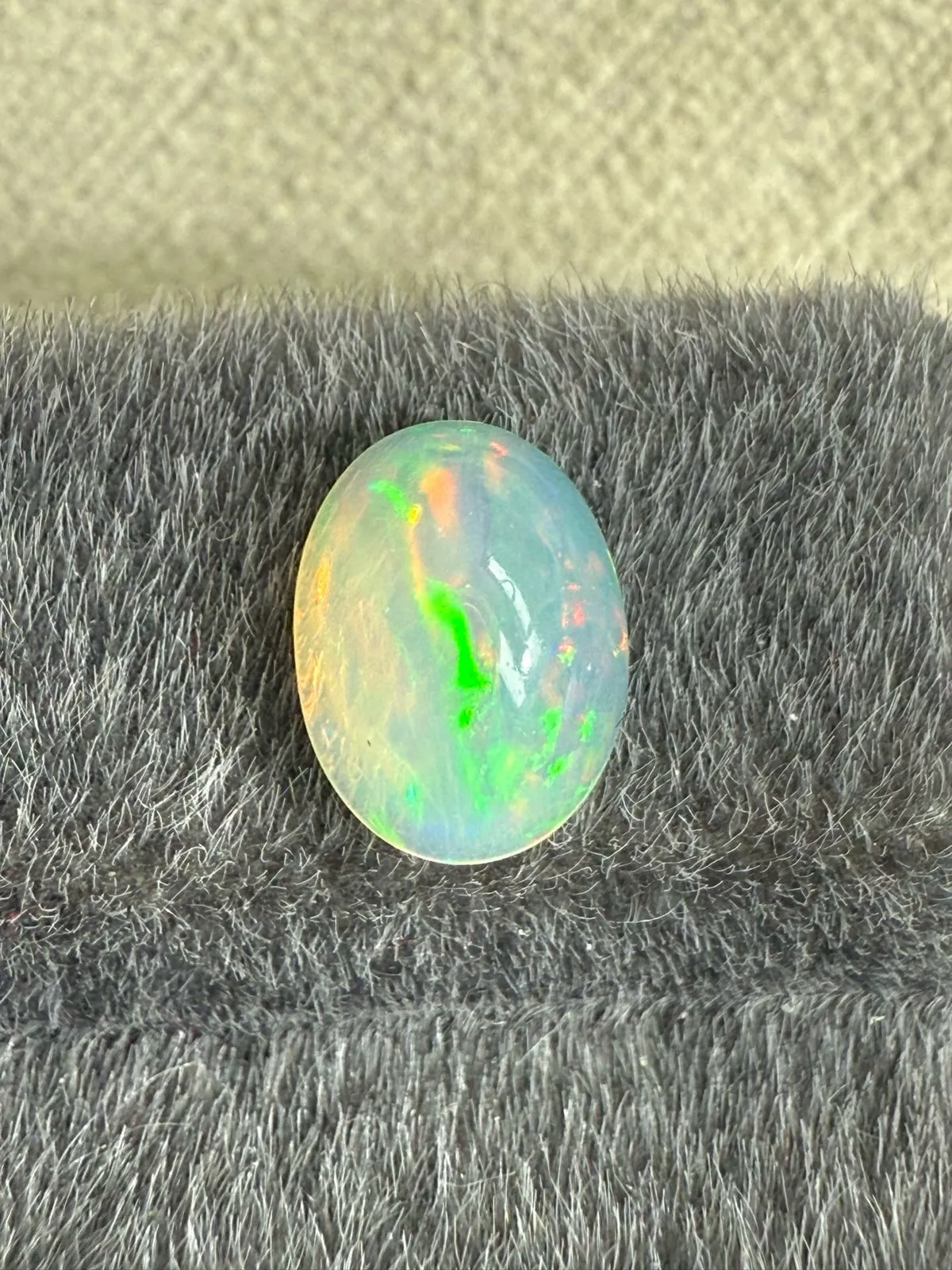 1.465ct天然彩欧泊裸石，尺寸9.2*7*4.3mm，颜色美艳，油画般色彩，火彩足。