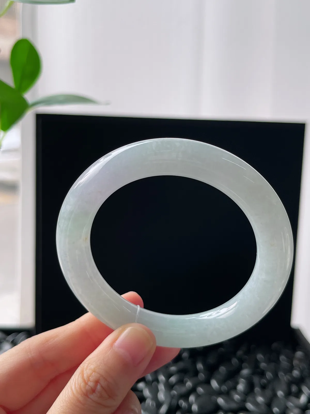 圆镯54圈口，翡翠冰糯种淡绿色手镯