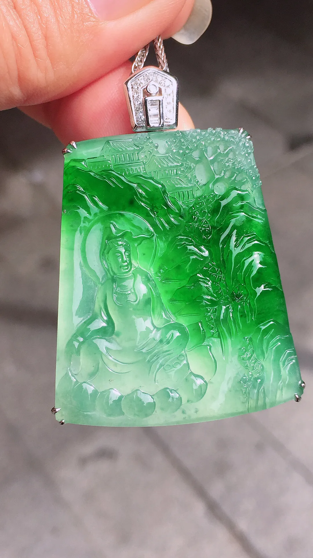 飘绿观音吊坠，色泽艳丽，玉质细腻，荧光感超
强，饱满圆润，尽显优雅气质，18k
金豪华镶嵌