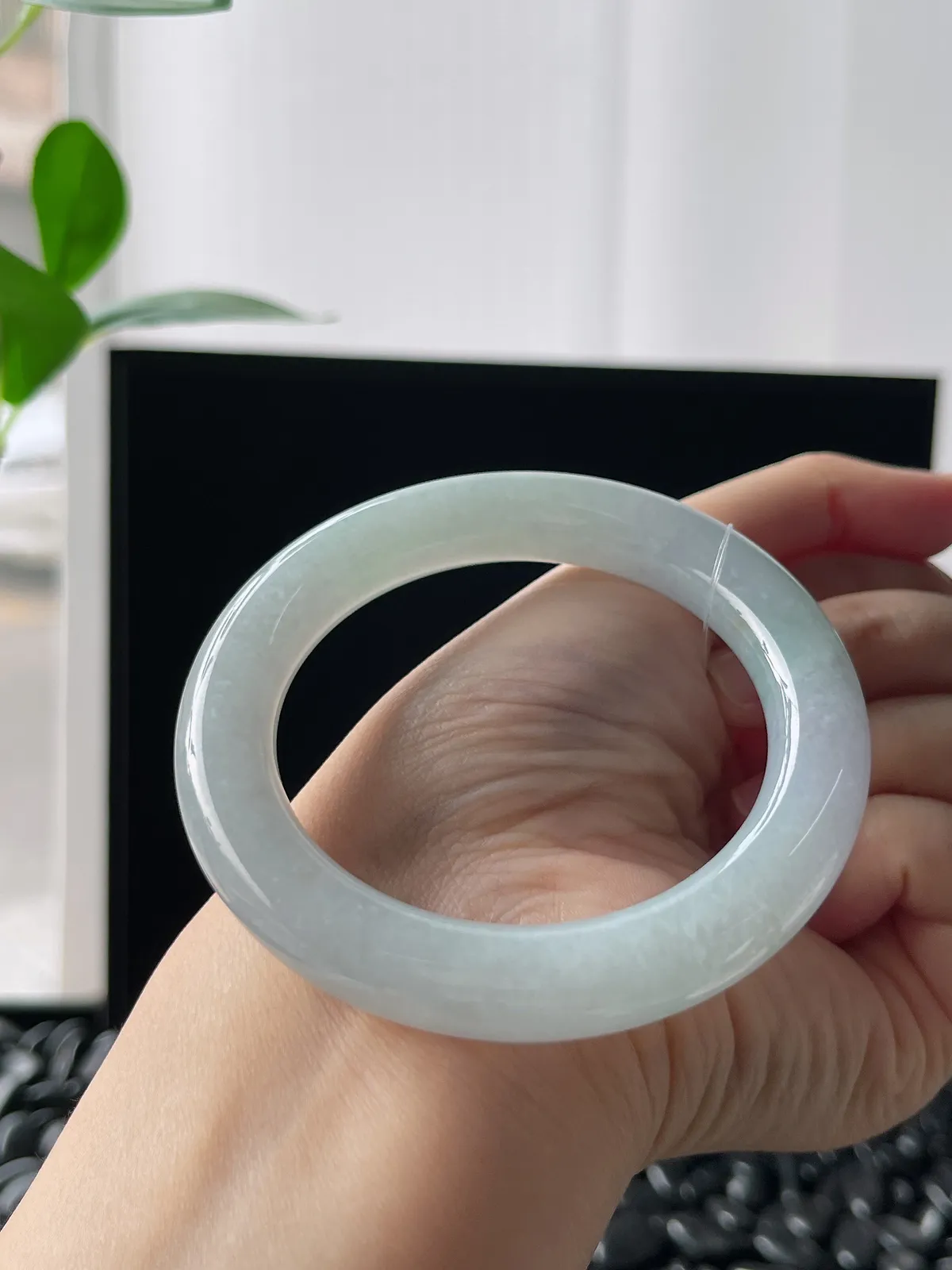 圆镯54圈口，翡翠冰糯种淡绿色手镯