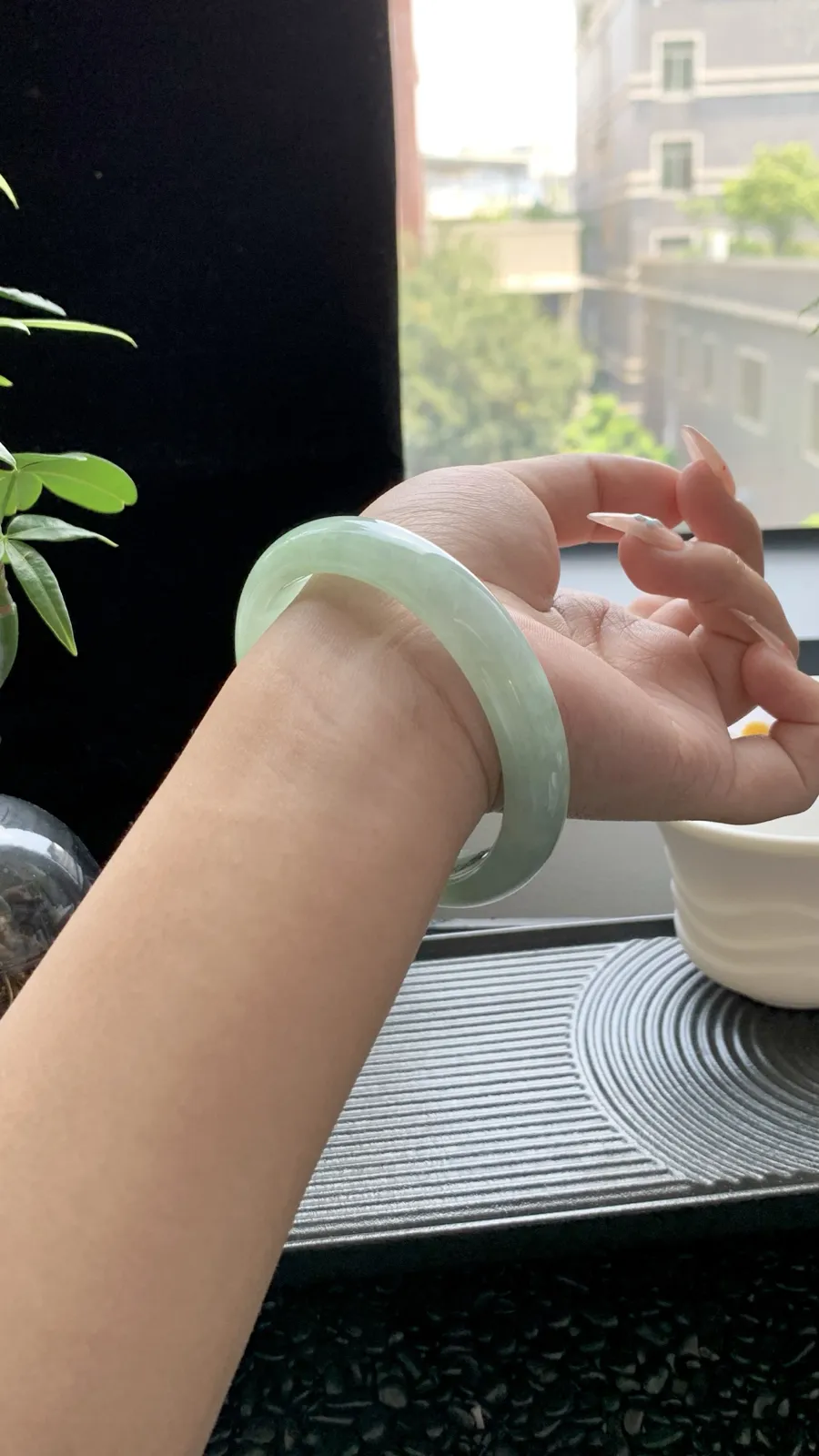  【晴绿】
⭕️58-11.5-7.5
底子细腻 晴绿散发着古风的芬芳 像是一段沉淀了千年的古老传说 在岁月的洗礼下愈发动人心弦～