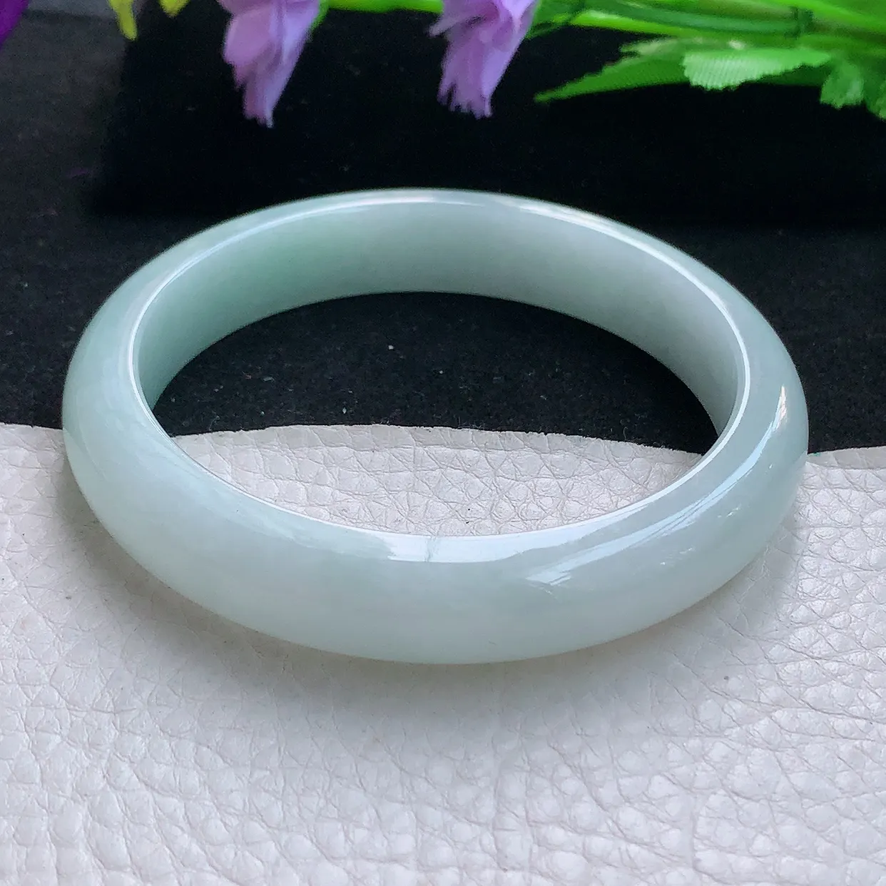qn大圈口62.5*12.3*8平安镯 天然缅甸翡翠浅绿清秀珠宝玉手镯 玉手环
