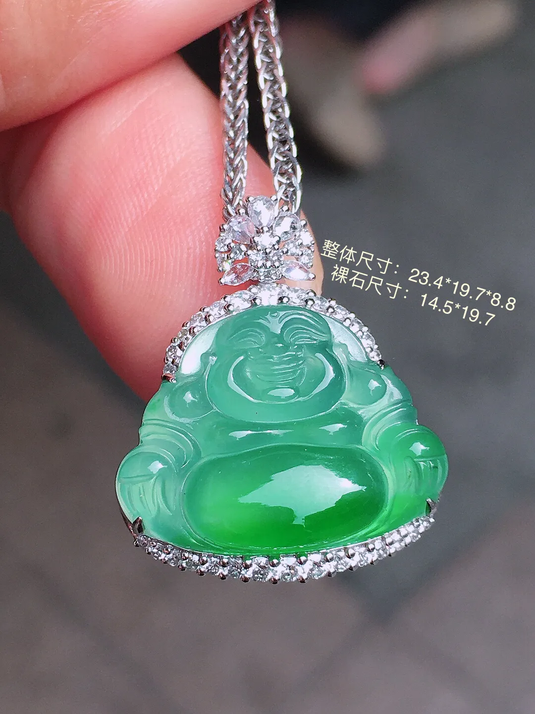 飘绿佛公吊坠，色泽艳丽，玉质细腻，荧光感超
强，饱满圆润，尽显优雅气质，18k
金豪华镶嵌