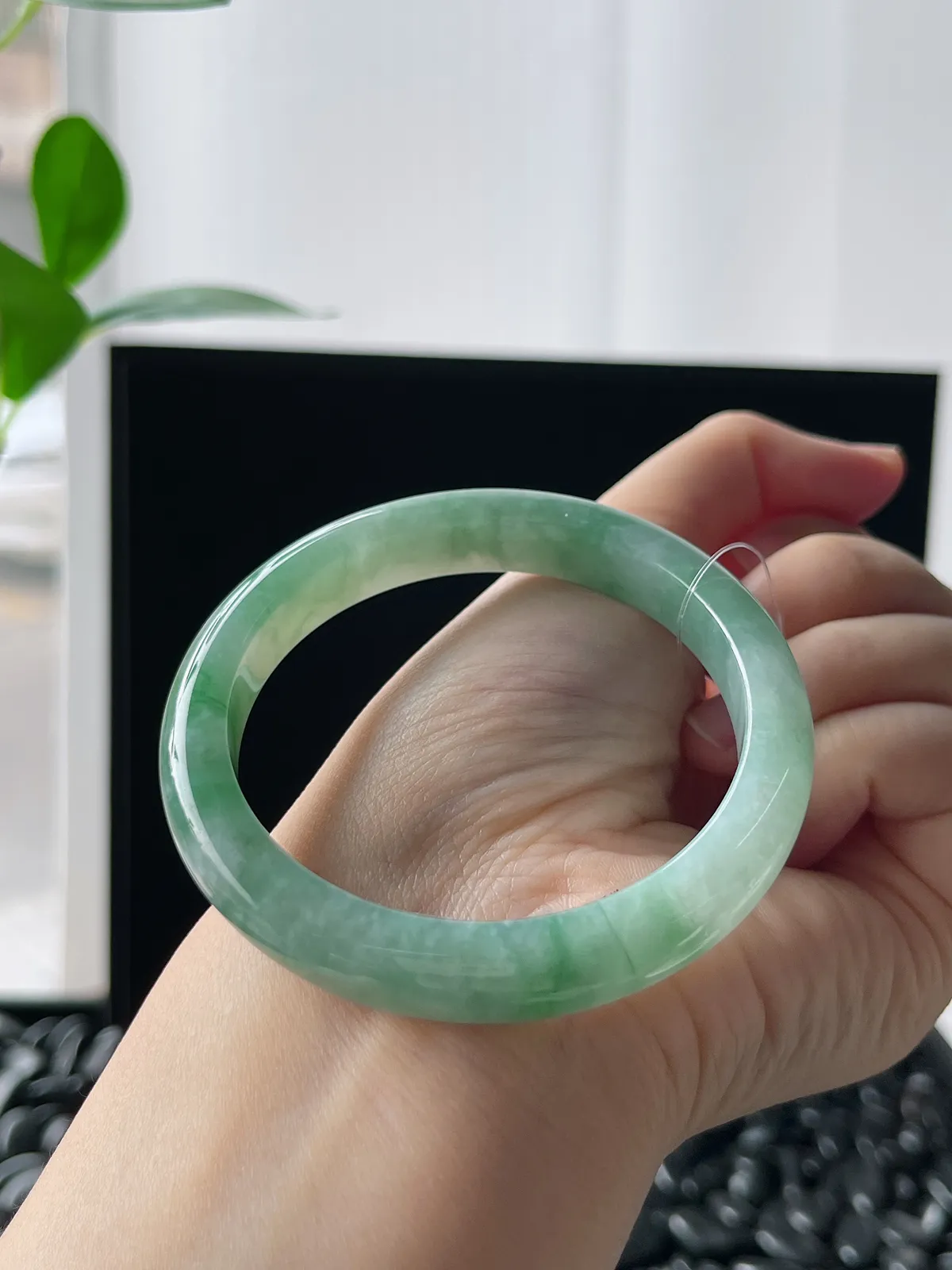 正圈53.5圈口，翡翠糯化种飘绿手镯