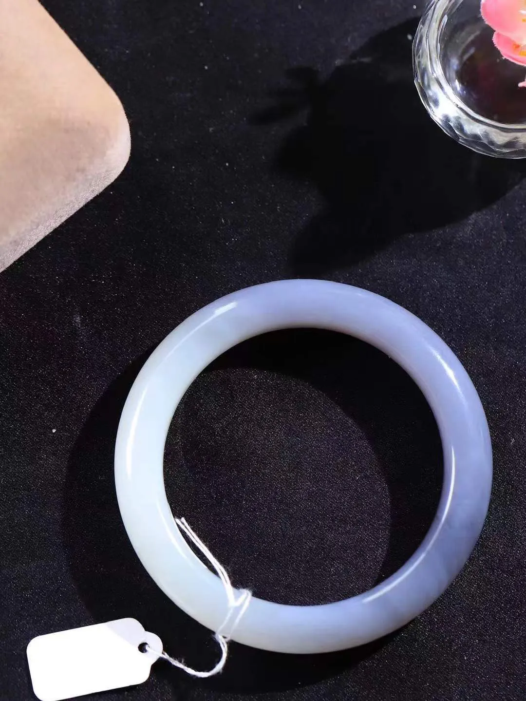 （一见倾心.手镯）

精品和田玉烟紫白双色手镯，玉质温润细腻 油性十足 手感舒适，高华雅逸，线条流畅，简约大气，美自天成，素雅高贵。佩戴于腕间，婉约之美，举手投足间透出那低调奢华。重52克  尺寸54.5-11.6-9.5mm161062630T