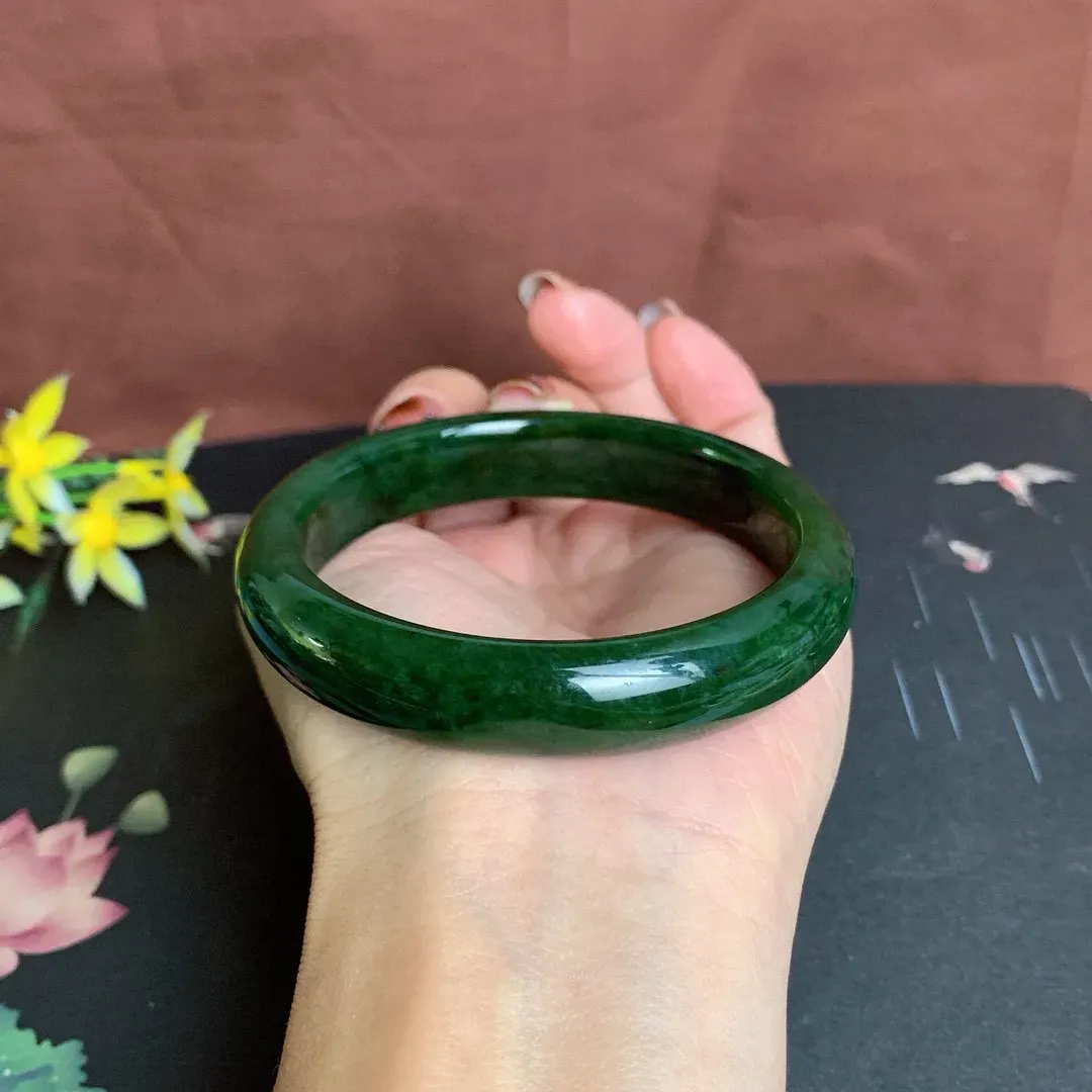 和田玉59圈口菠菜绿碧玉手镯！玉质细腻油润 底色纯净 无纹裂 脂粉好，品质高