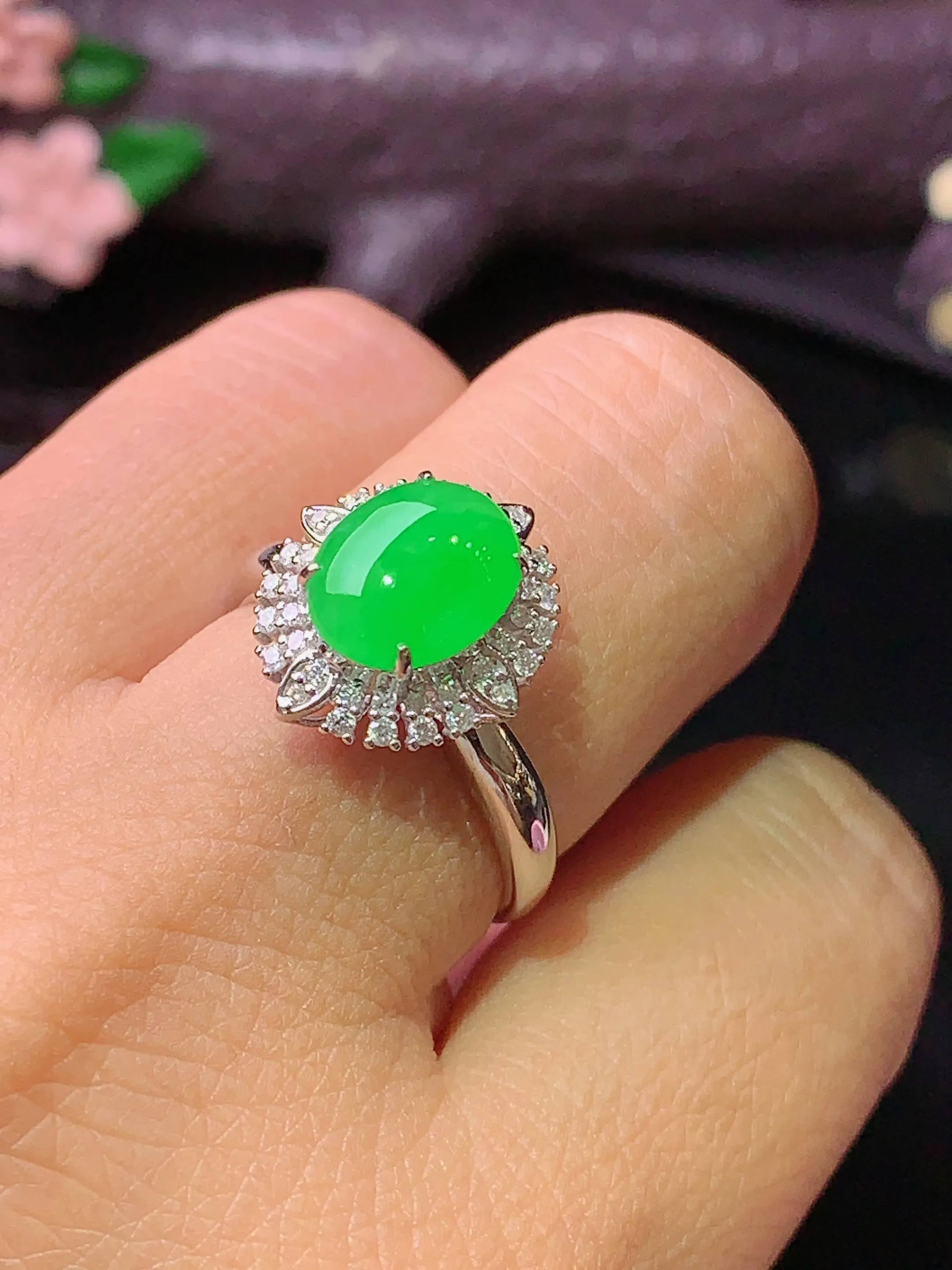 18k金钻镶嵌翠绿蛋面戒指 玉质细腻 水润亮眼 色泽艳丽 圈口14.5 整体尺寸14.5*12.8*9.8