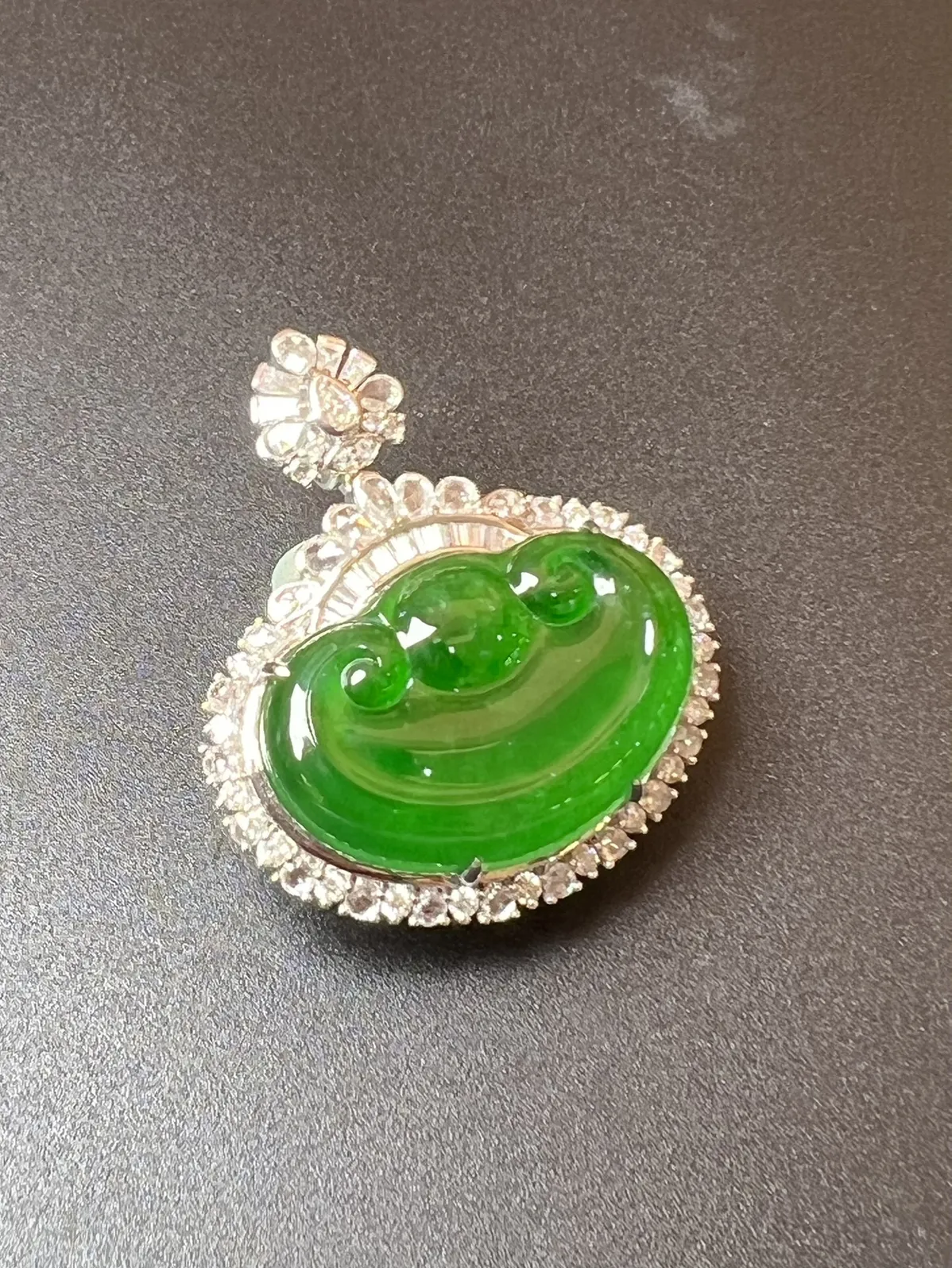 缅料老坑绿如意贝整体尺寸34.1*29.7*13.2。裸石尺寸24.8*16.3*4.5