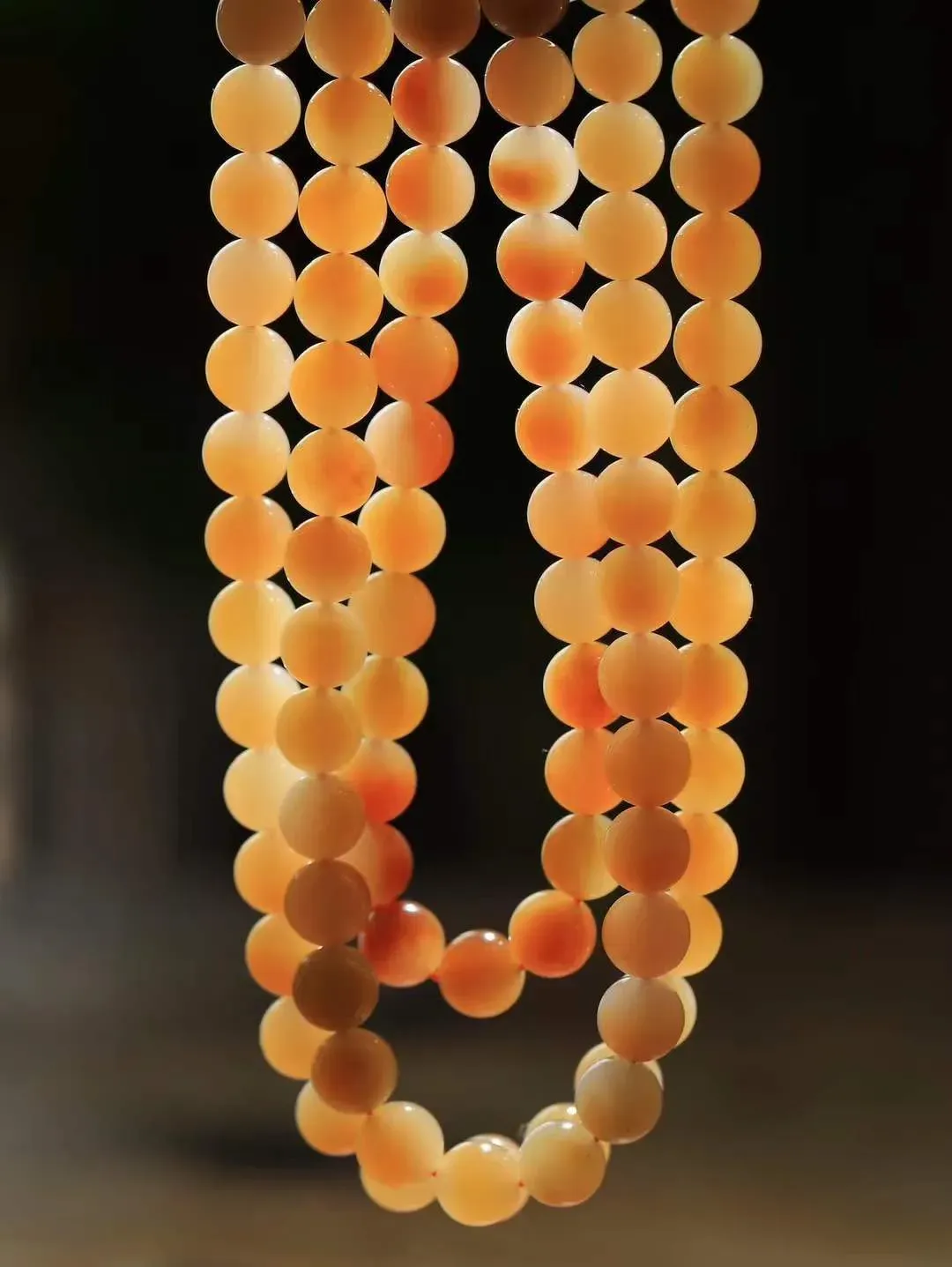 【链.108】

精品️和田玉糖白玉圆珠108挂链 玉质温润细腻 油性十足 佩戴舒适。珠珠落玉盘，间关莺语花底滑，一生美好时光，无论身在何处，都有它相伴相守。事事顺遂，幸福美满，吉祥如意。重82克 尺寸取一7.8mm FDT-781002693