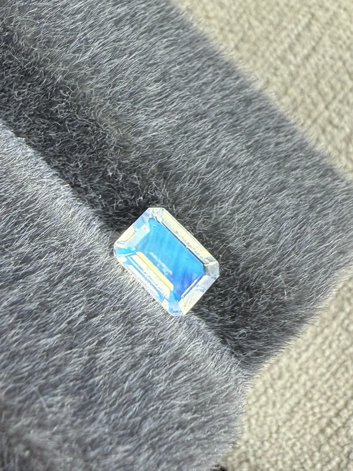0.75克拉  彩虹月光石裸石 精切璀璨 玻璃体满彩 变彩丰富 规格：6.9*5*2.7mm