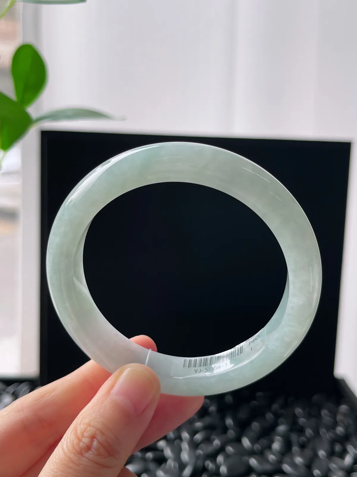 正圈56.7圈口，翡翠冰糯种淡绿色手镯